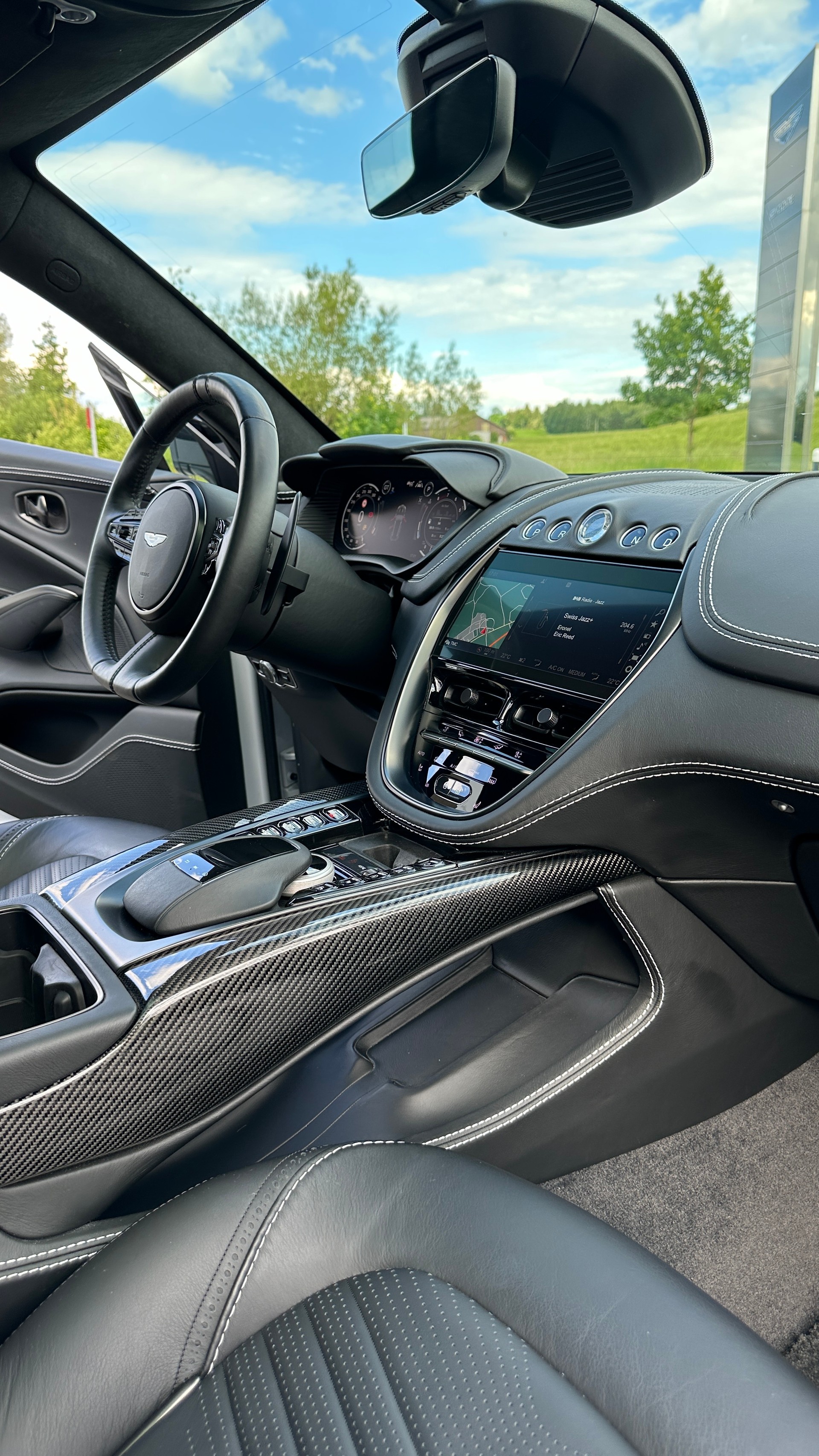 ASTON MARTIN DBX 4.0 V8-image-15