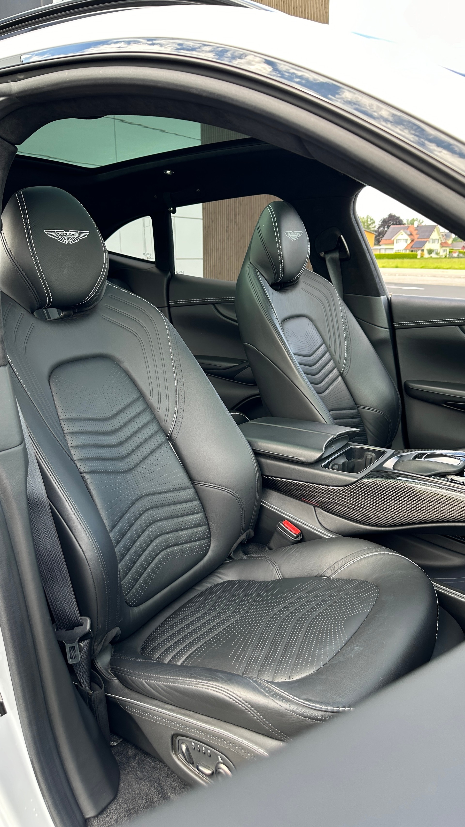 ASTON MARTIN DBX 4.0 V8-image-17