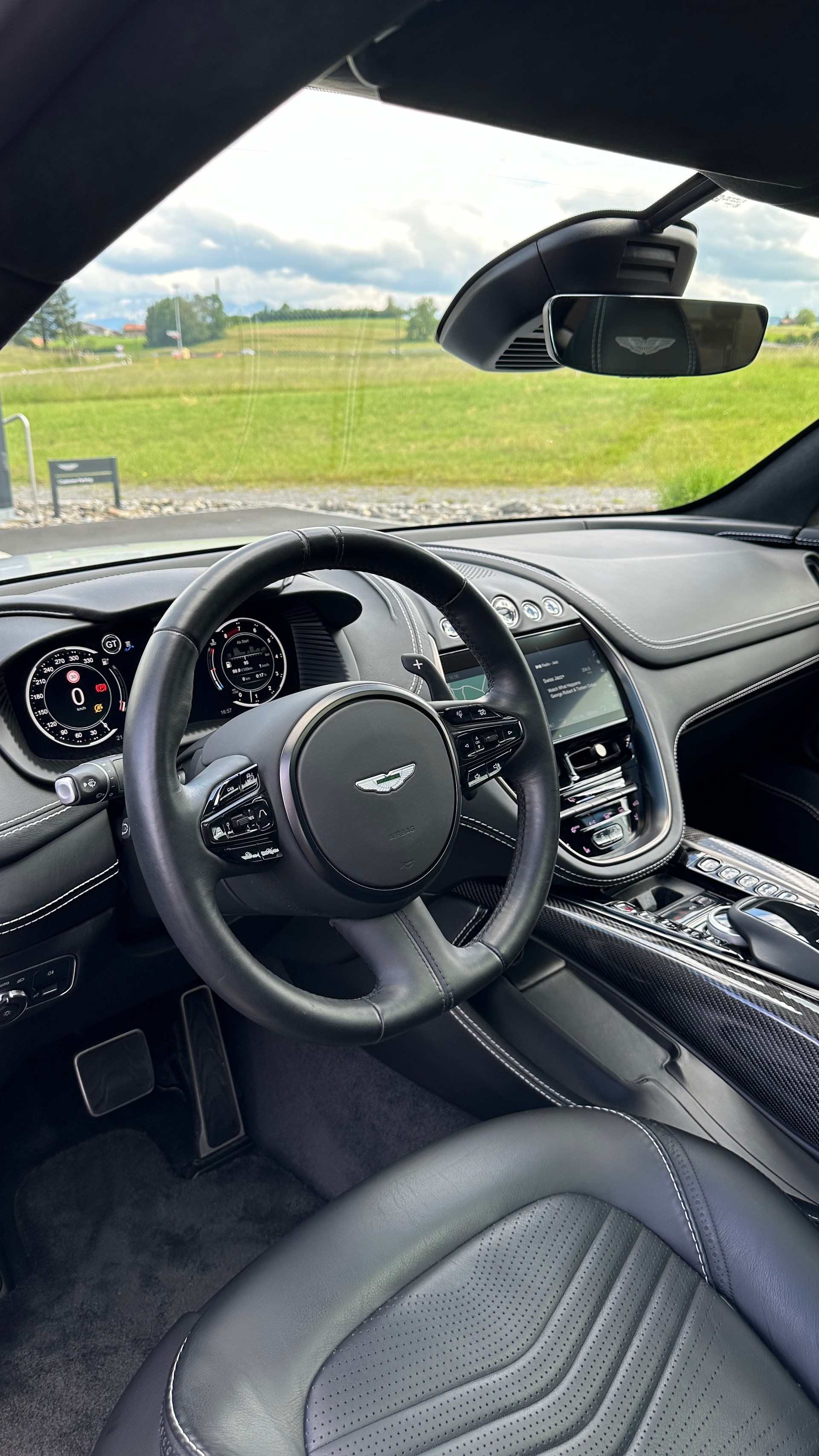 ASTON MARTIN DBX 4.0 V8-image-13