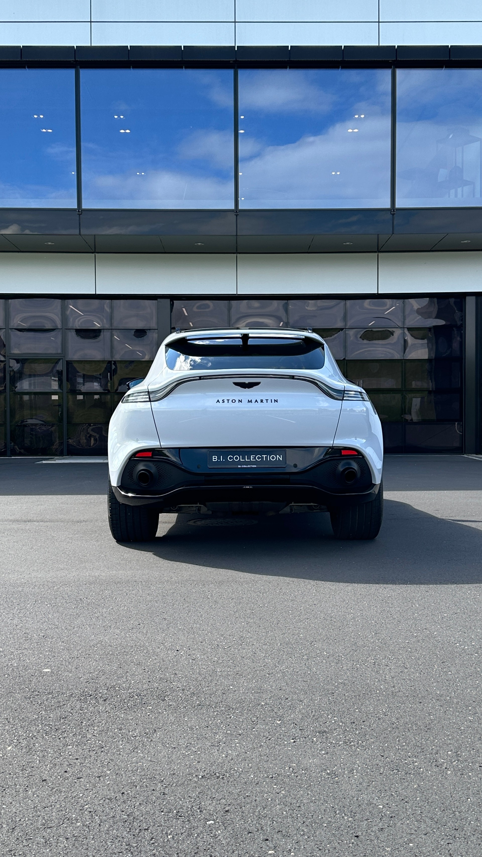 ASTON MARTIN DBX 4.0 V8-image-7