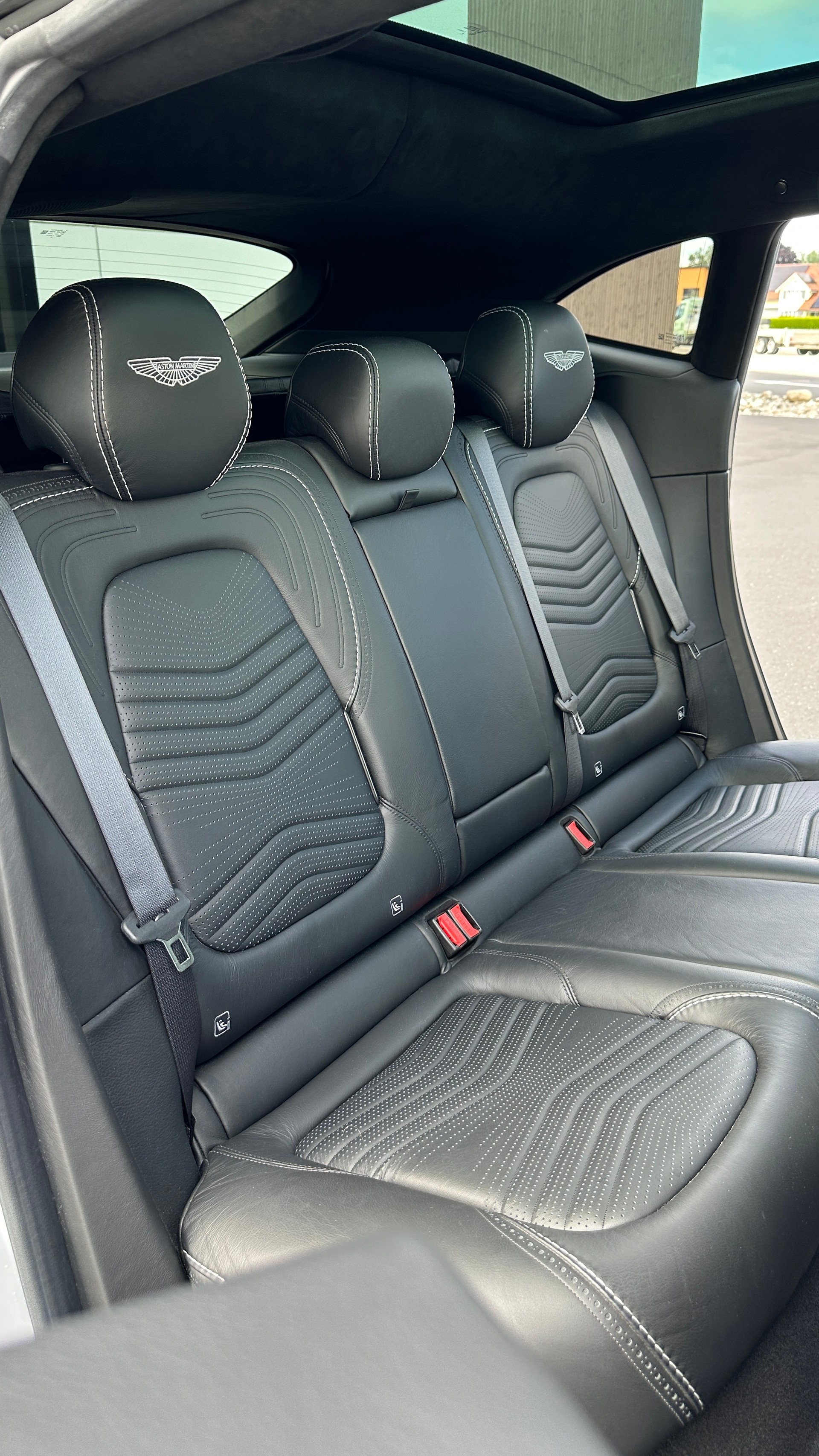 ASTON MARTIN DBX 4.0 V8-image-19
