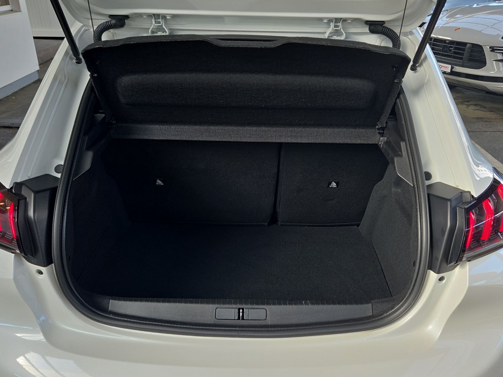 PEUGEOT 208 Elektrik Allure Pack-image-11