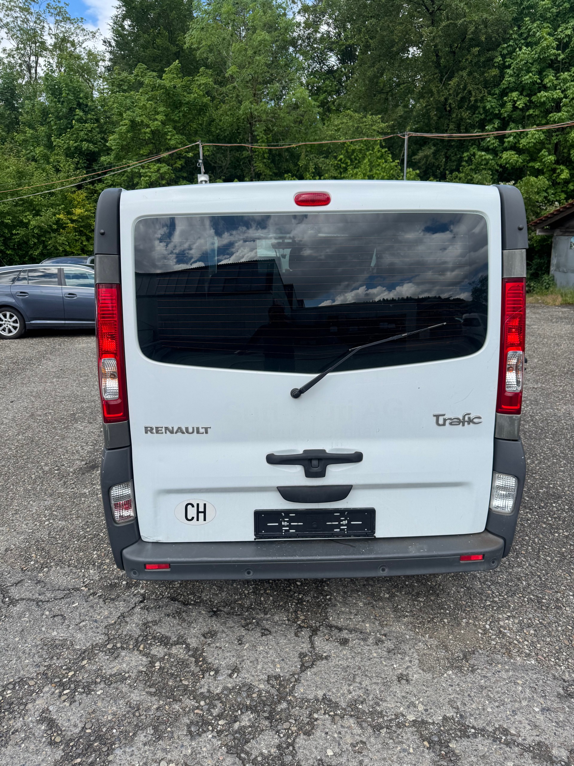RENAULT TRAFIC-image-10