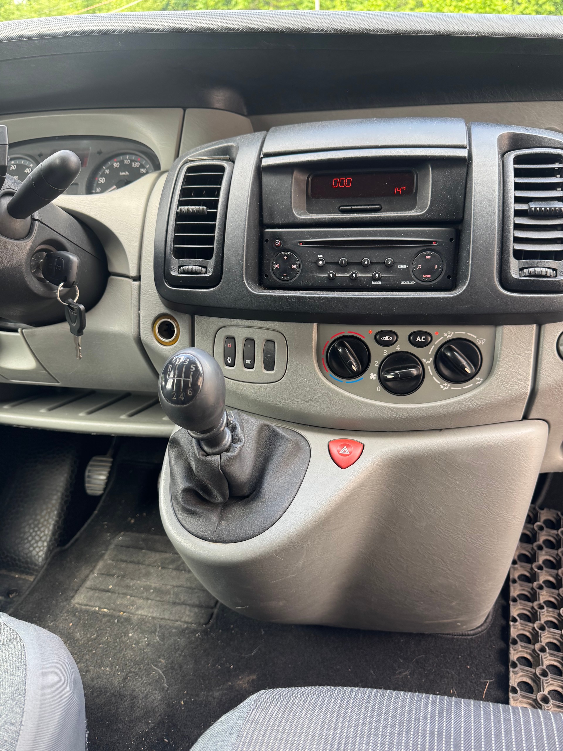 RENAULT TRAFIC-image-6