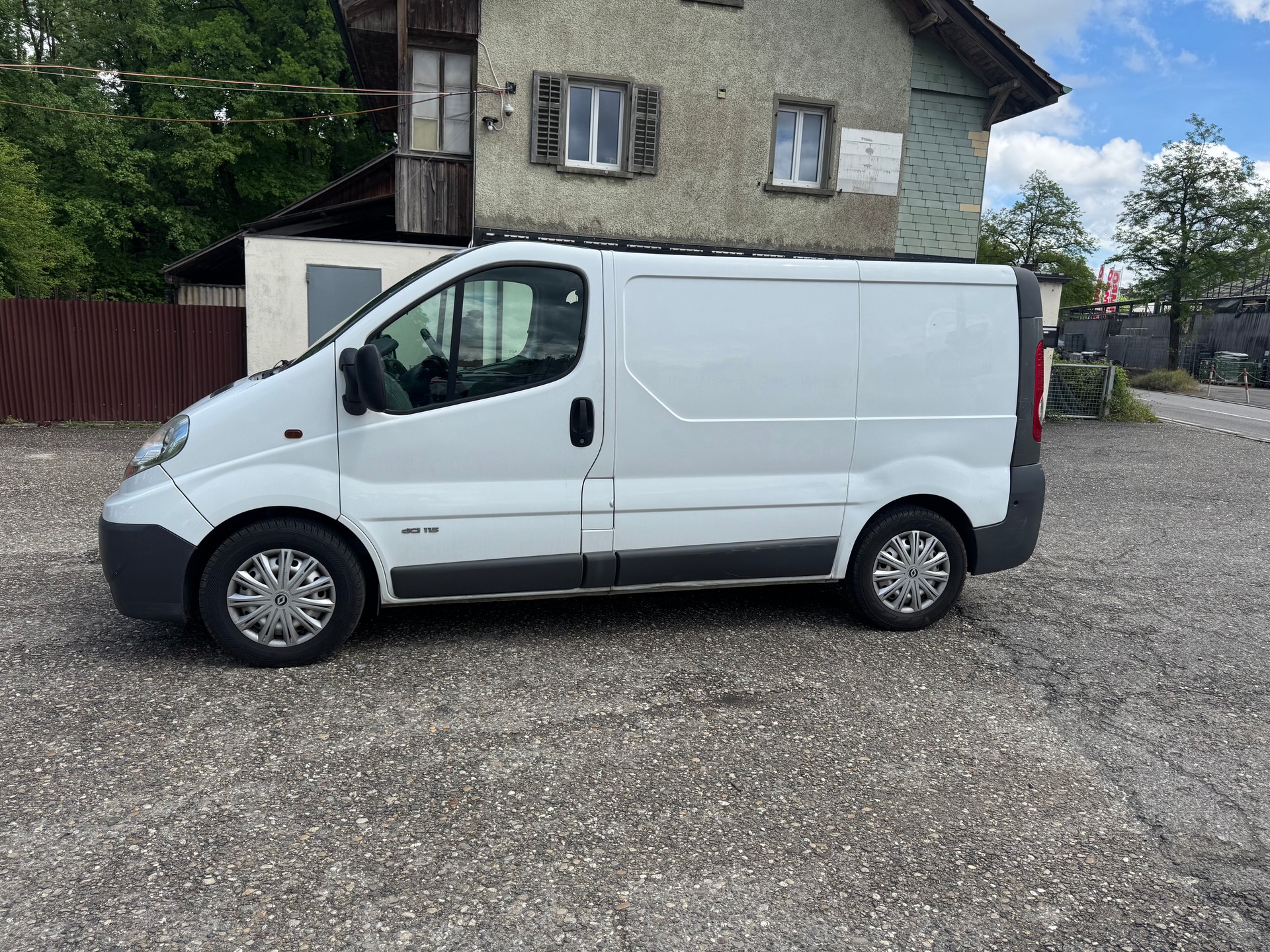 RENAULT TRAFIC-image-2