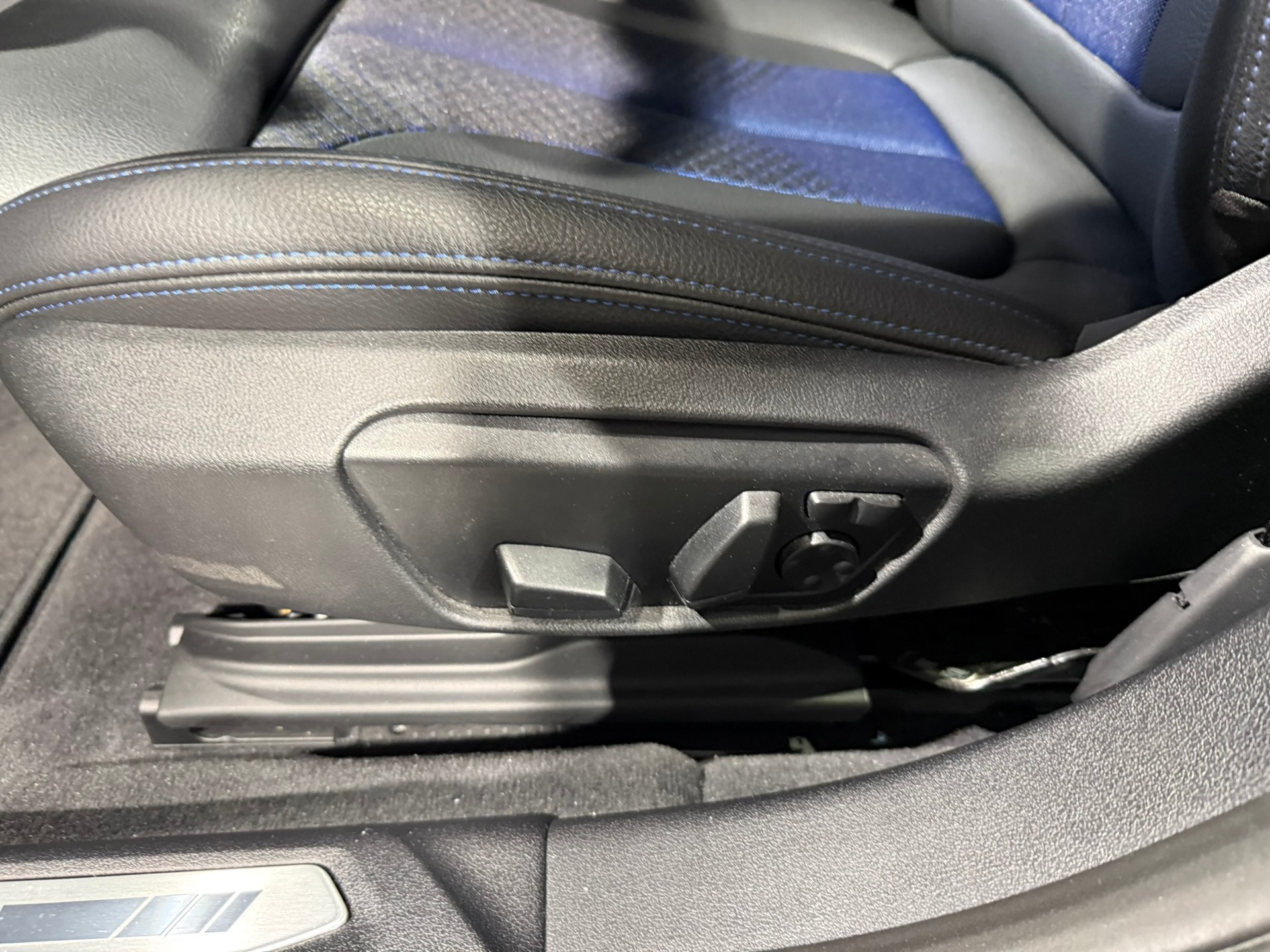 BMW M135i xDrive Steptronic-image-18