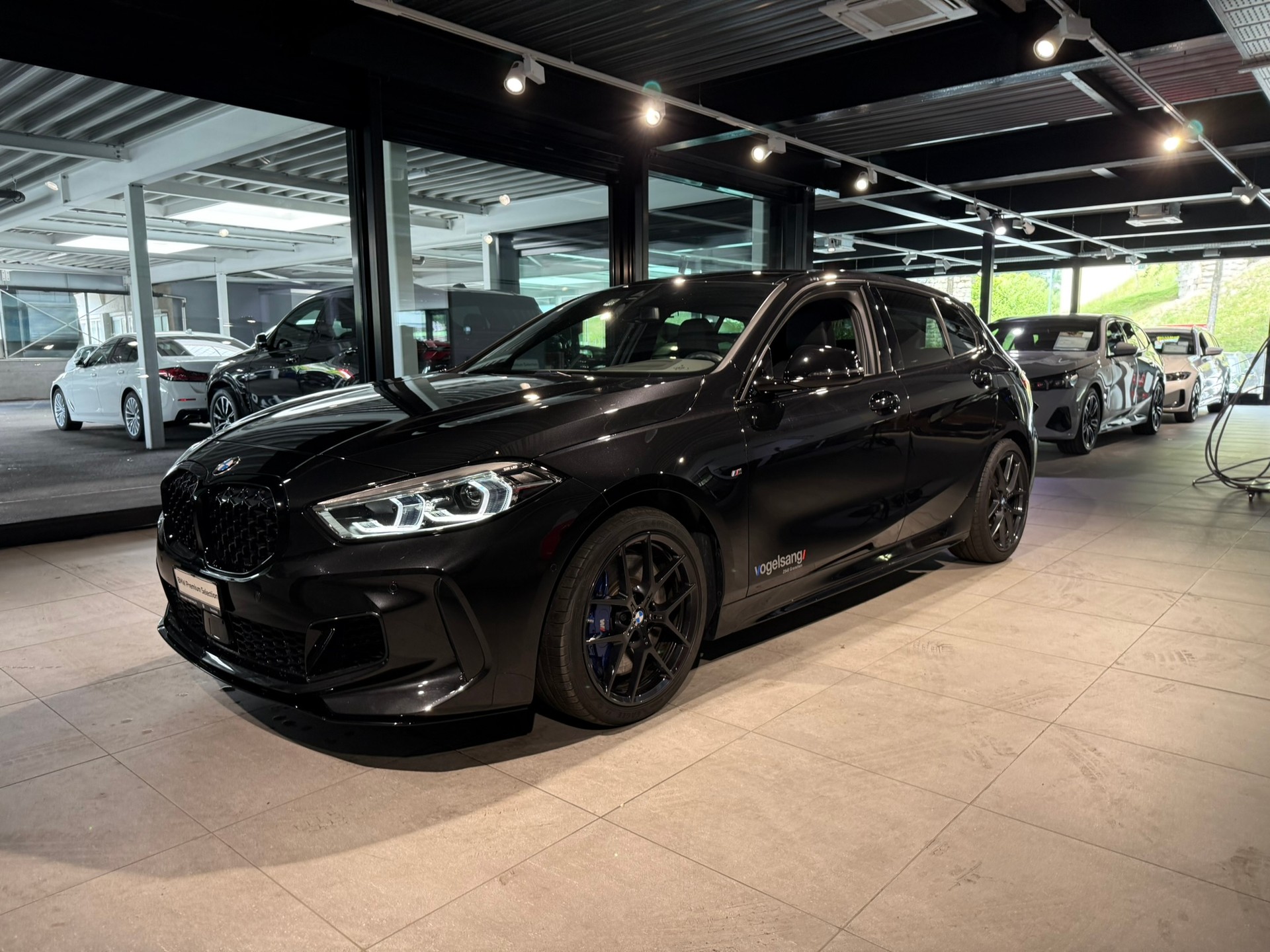 BMW M135i xDrive Steptronic-showroom-element-2