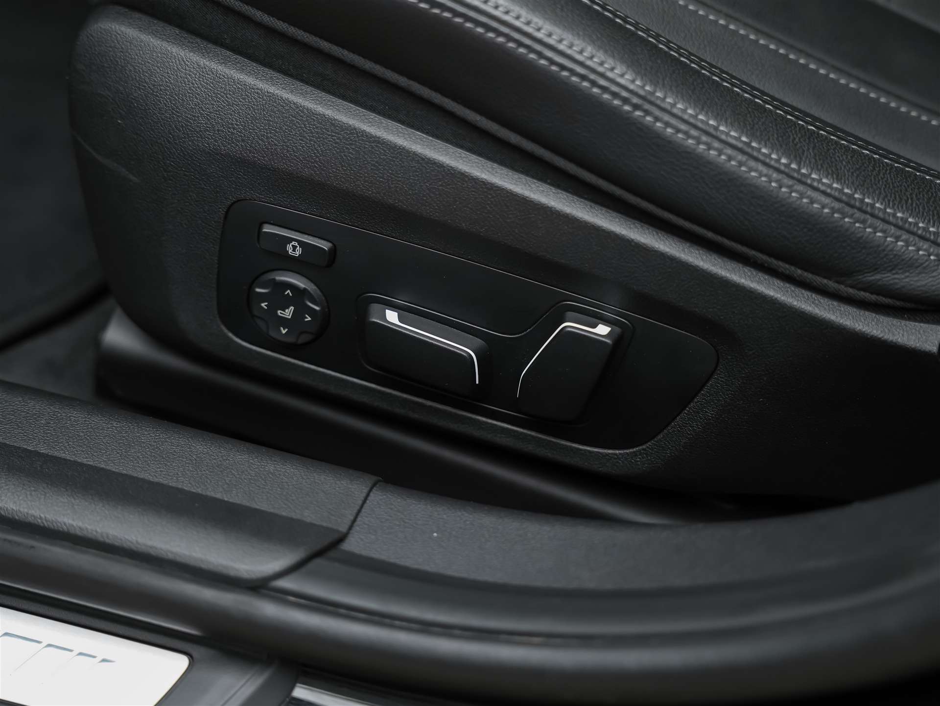 BMW 330d xDrive M Sport Pro *Panorama*El.Sitze mit Memory*Head-Up*-image-25