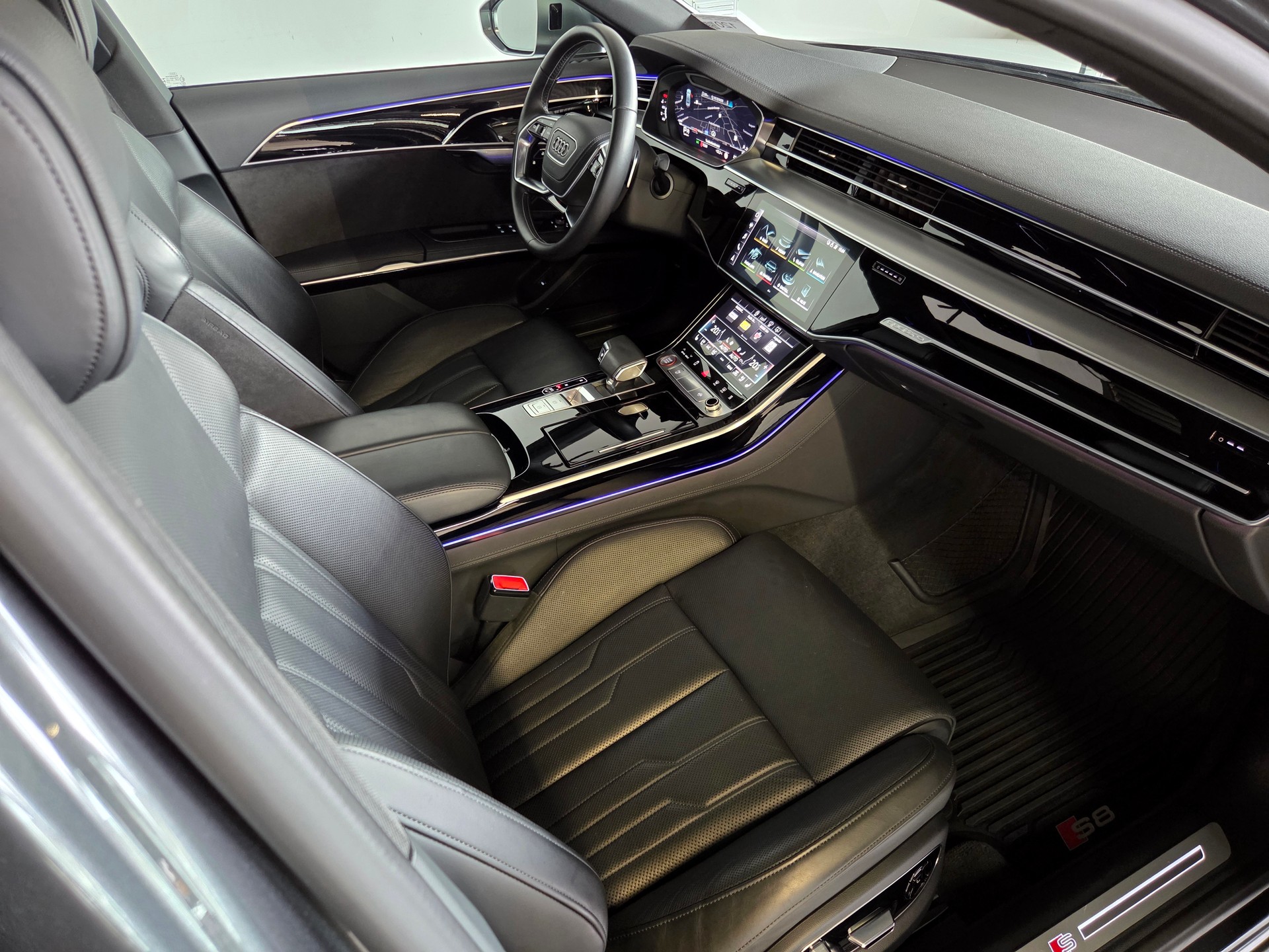 AUDI S8 4.0 V8 TFSI quattro T-Tronic-image-8