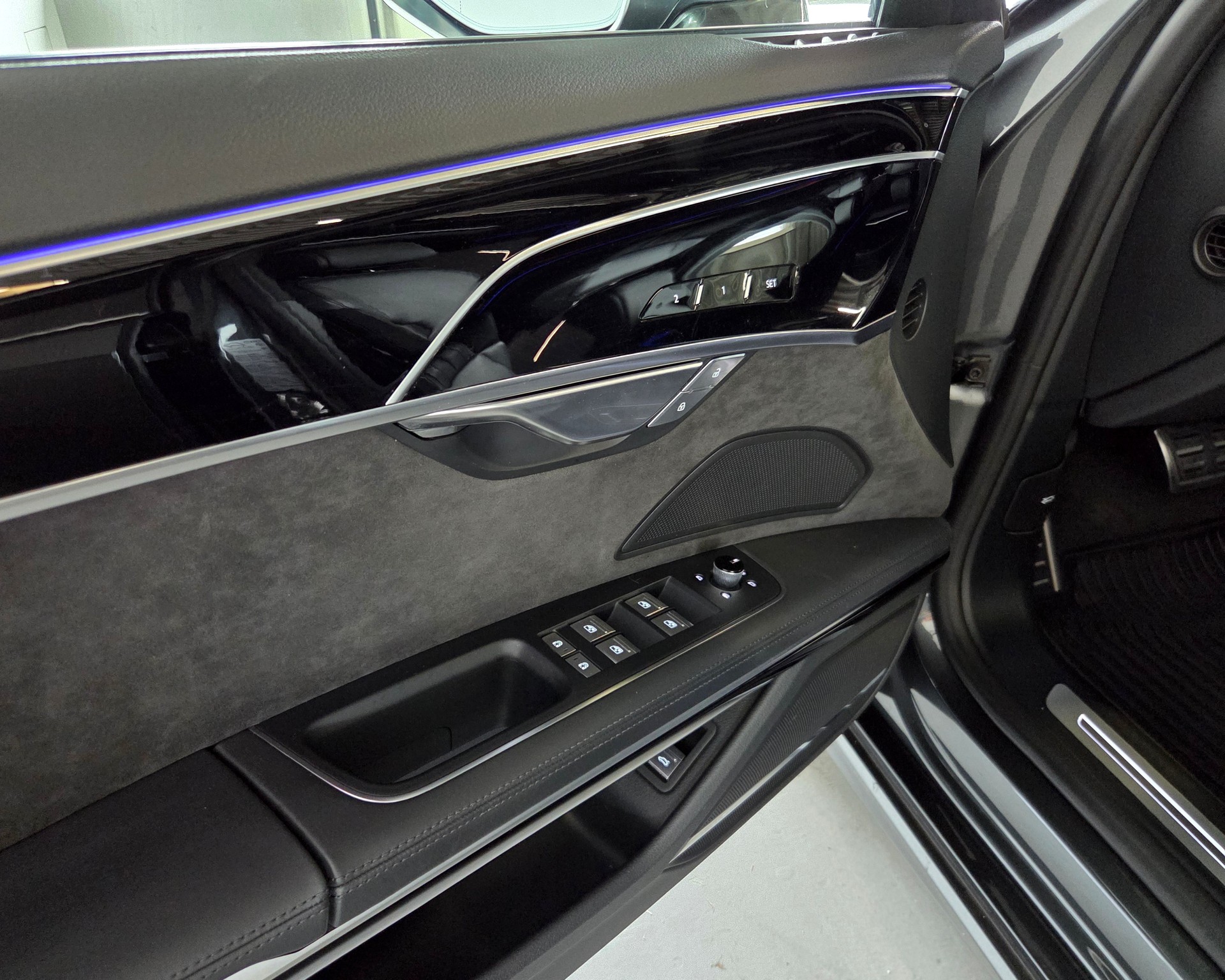 AUDI S8 4.0 V8 TFSI quattro T-Tronic-image-15