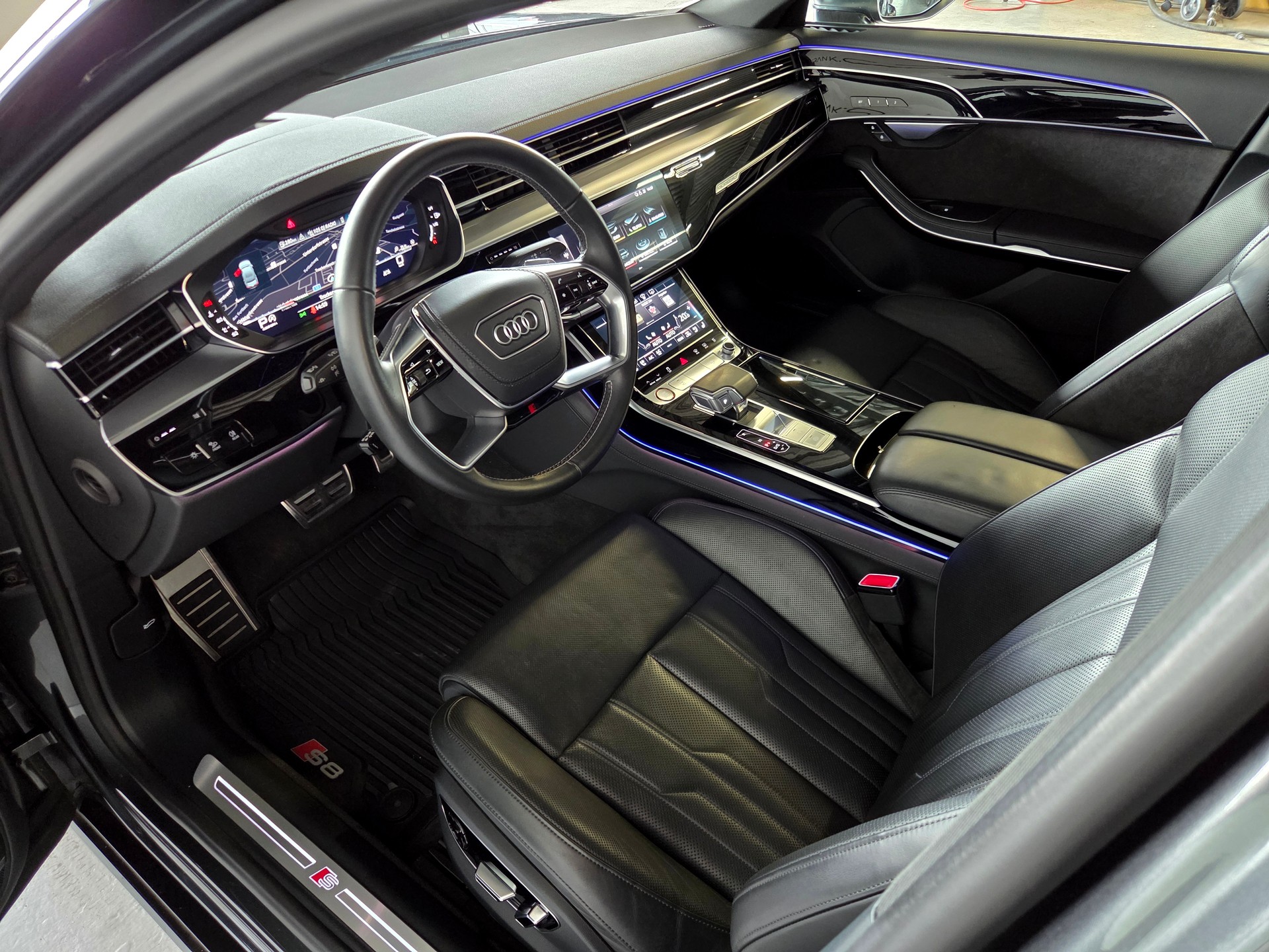 AUDI S8 4.0 V8 TFSI quattro T-Tronic-showroom-element-3