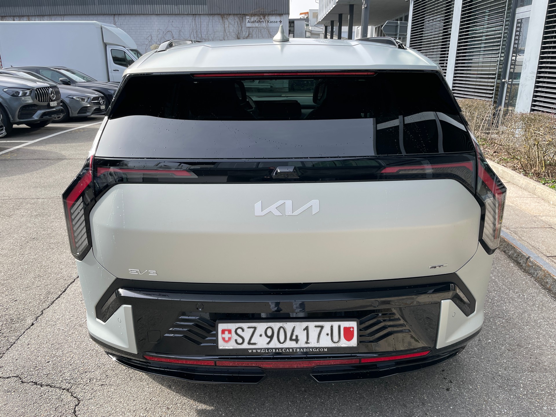 KIA EV3 81,4 kWh GT-Line mit GT-Line Pack und Panoramadach und Ivory silver mat!-showroom-element-3