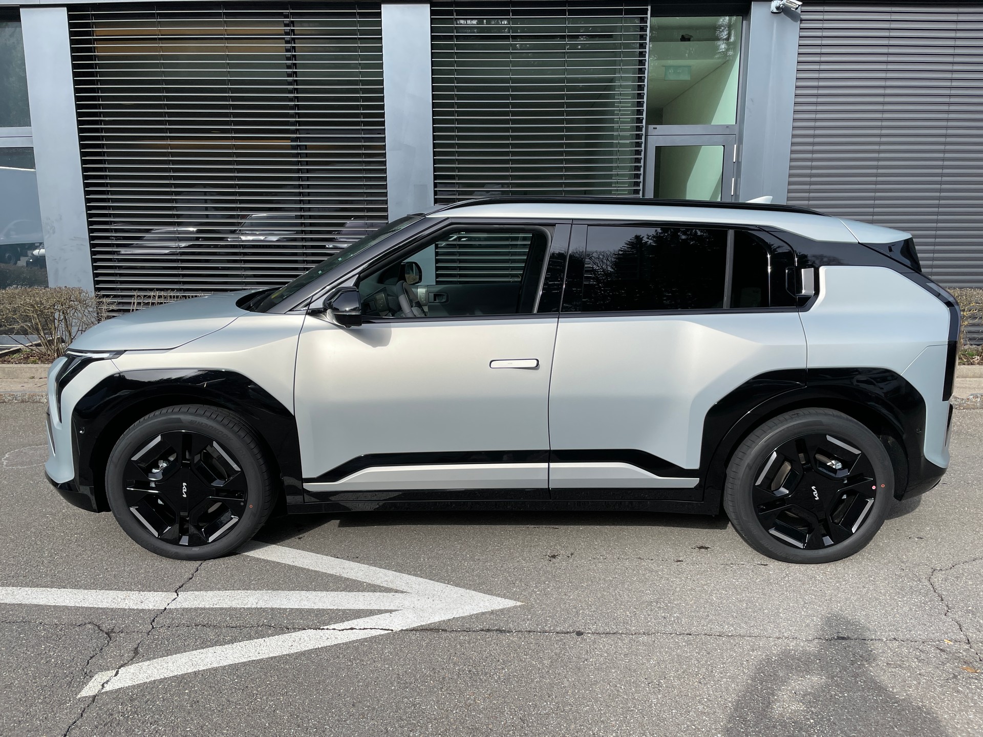 KIA EV3 81,4 kWh GT-Line mit GT-Line Pack und Panoramadach und Ivory silver mat!-showroom-element-1