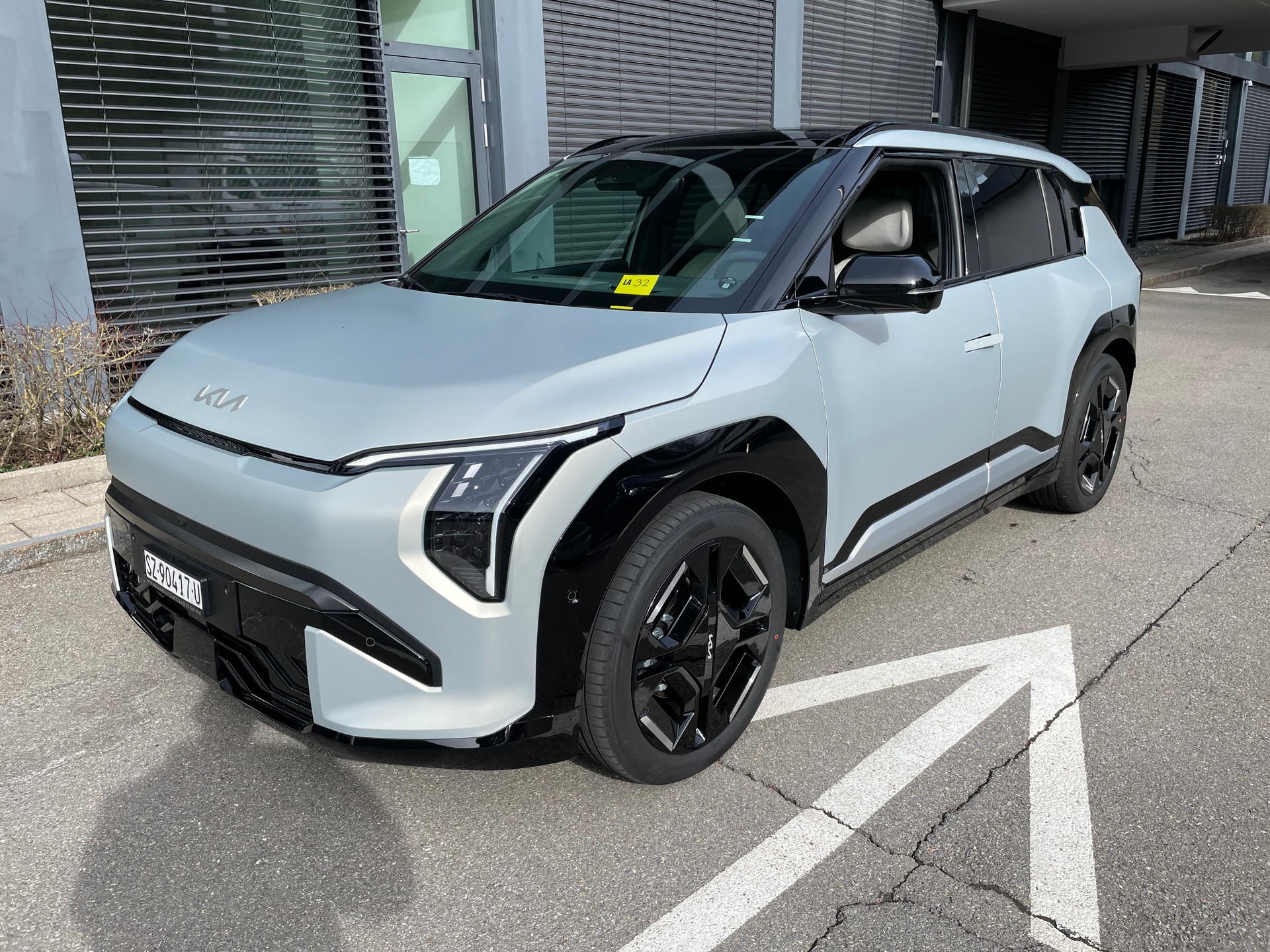 KIA EV3 81,4 kWh GT-Line mit GT-Line Pack und Panoramadach und Ivory silver mat!