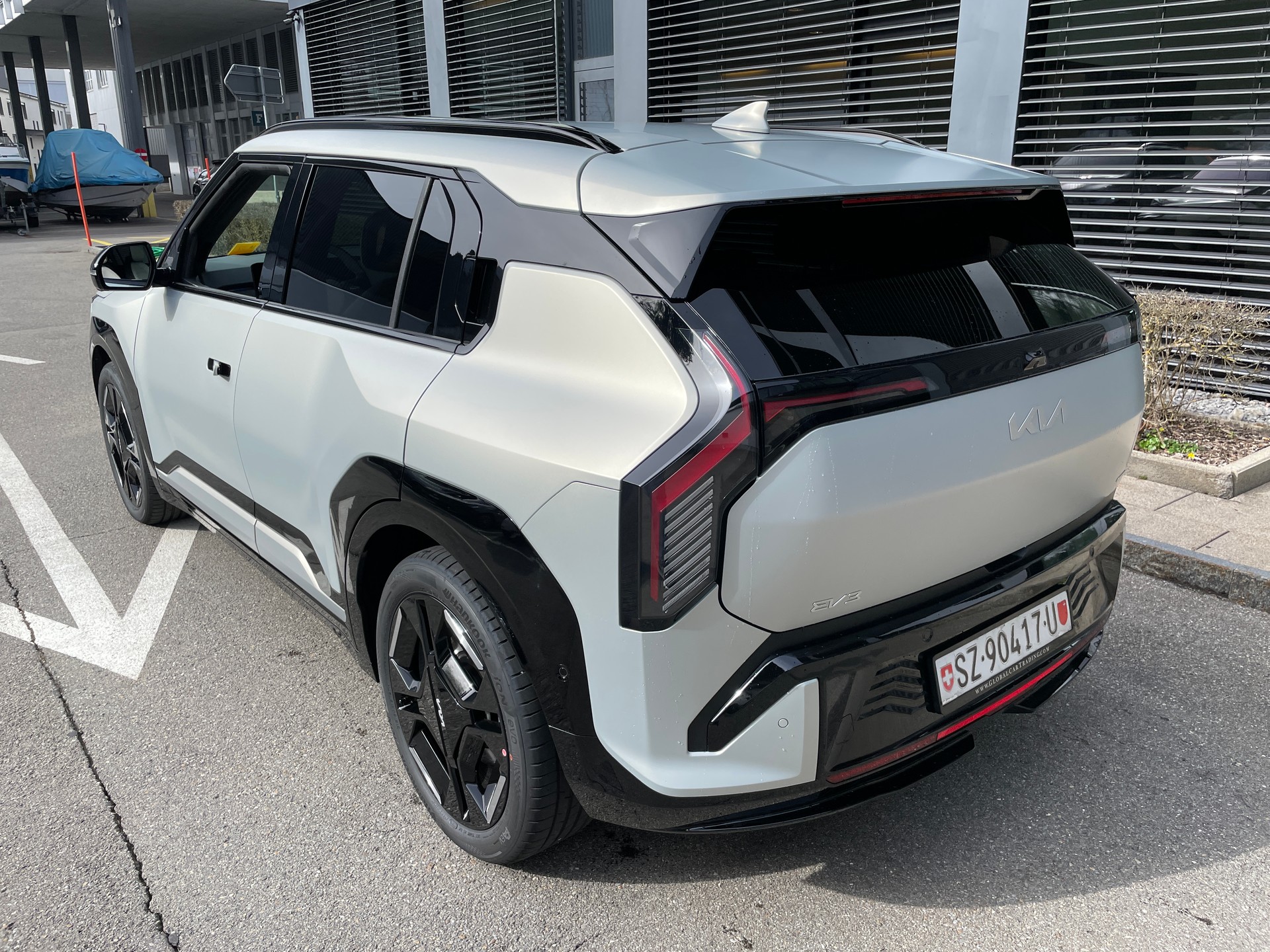 KIA EV3 81,4 kWh GT-Line mit GT-Line Pack und Panoramadach und Ivory silver mat!-showroom-element-2