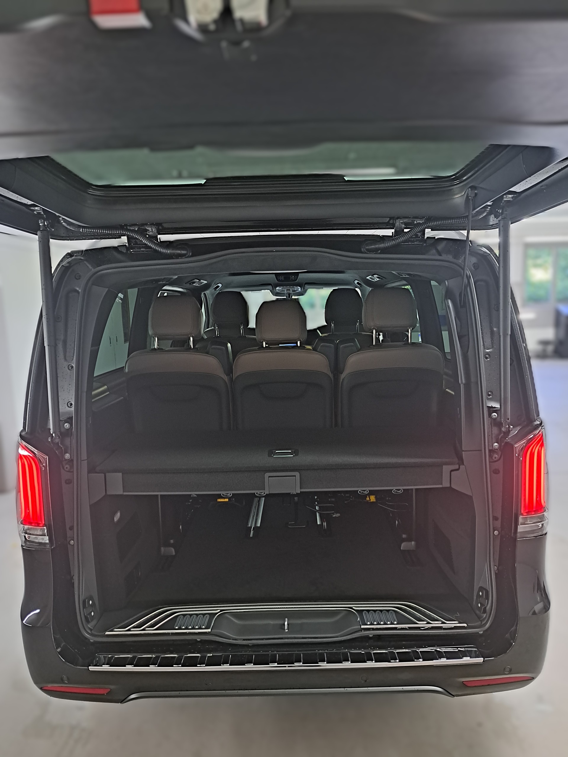 MERCEDES-BENZ V 300 d 4MATIC EXCLUSIVE Swiss Edition 3200mm L-showroom-element-3