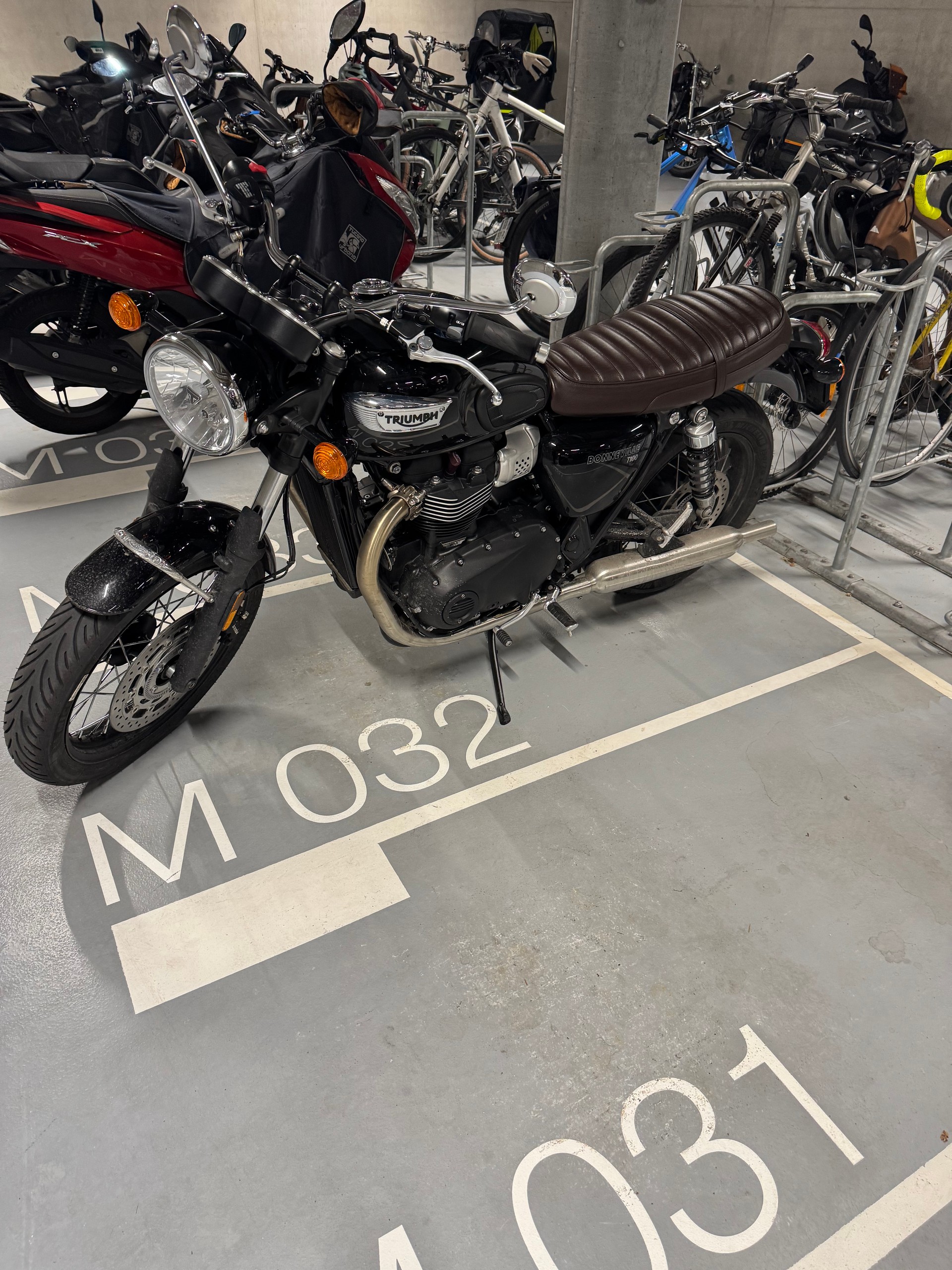 TRIUMPH Bonneville 900 T 100 (35kW)-image-4