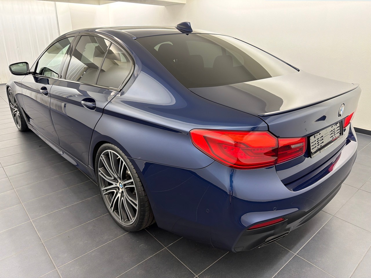BMW 540i xDrive MSport-showroom-element-1