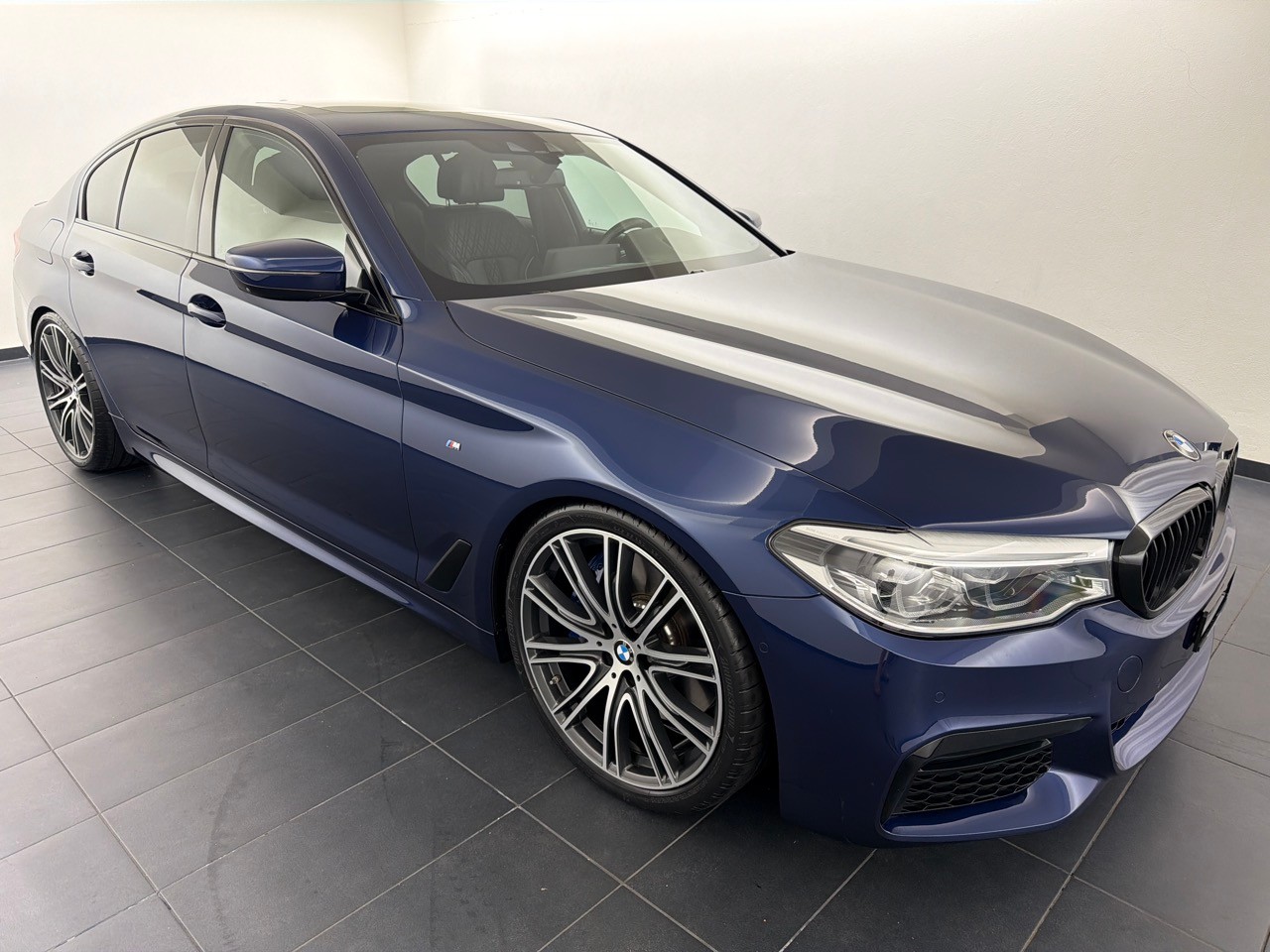 BMW 540i xDrive MSport-showroom-element-3
