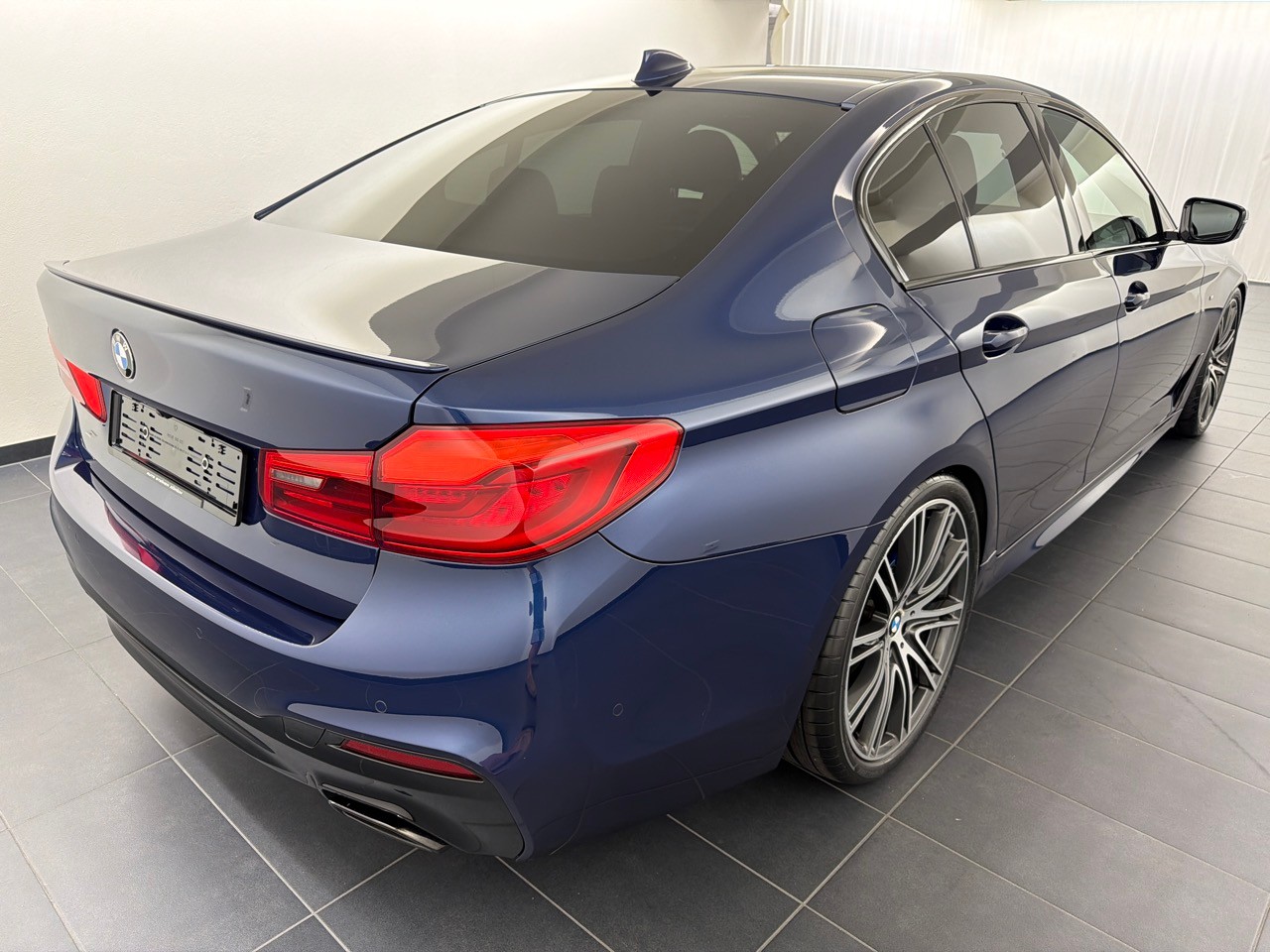 BMW 540i xDrive MSport-showroom-element-2