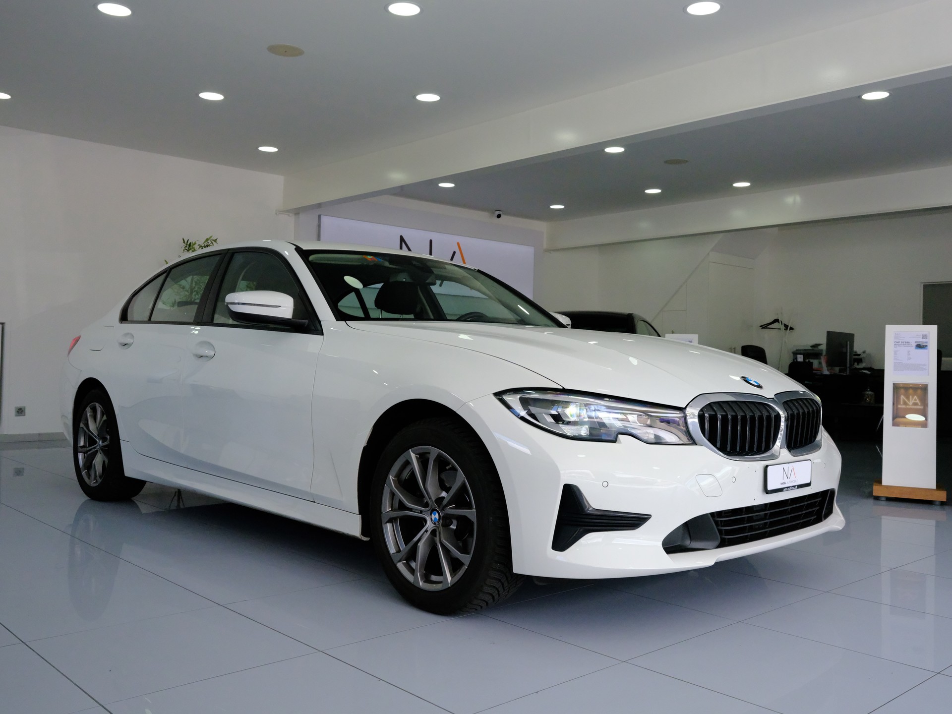 BMW 318i Steptronic-showroom-element-1