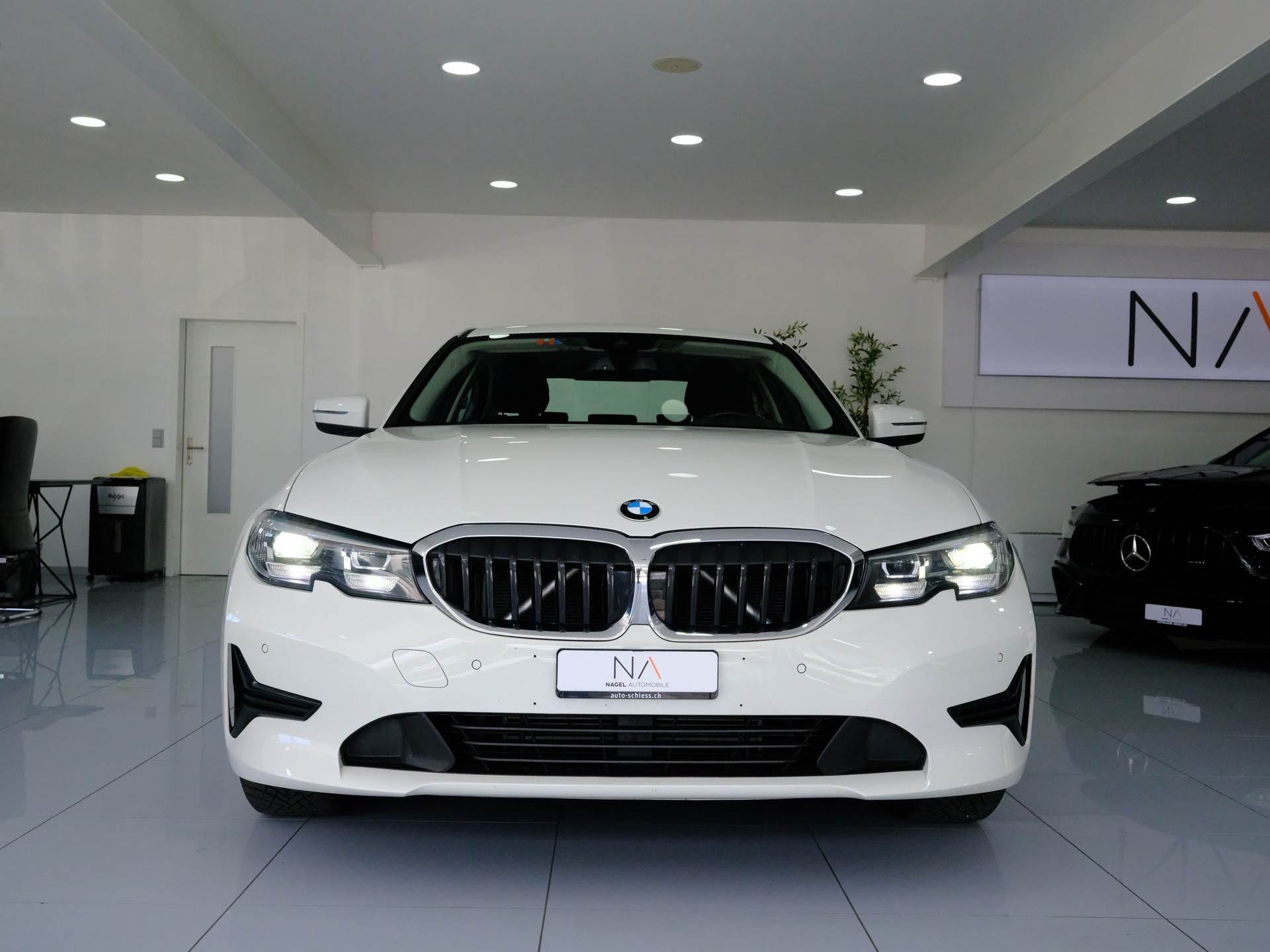 BMW 318i Steptronic-showroom-element-2