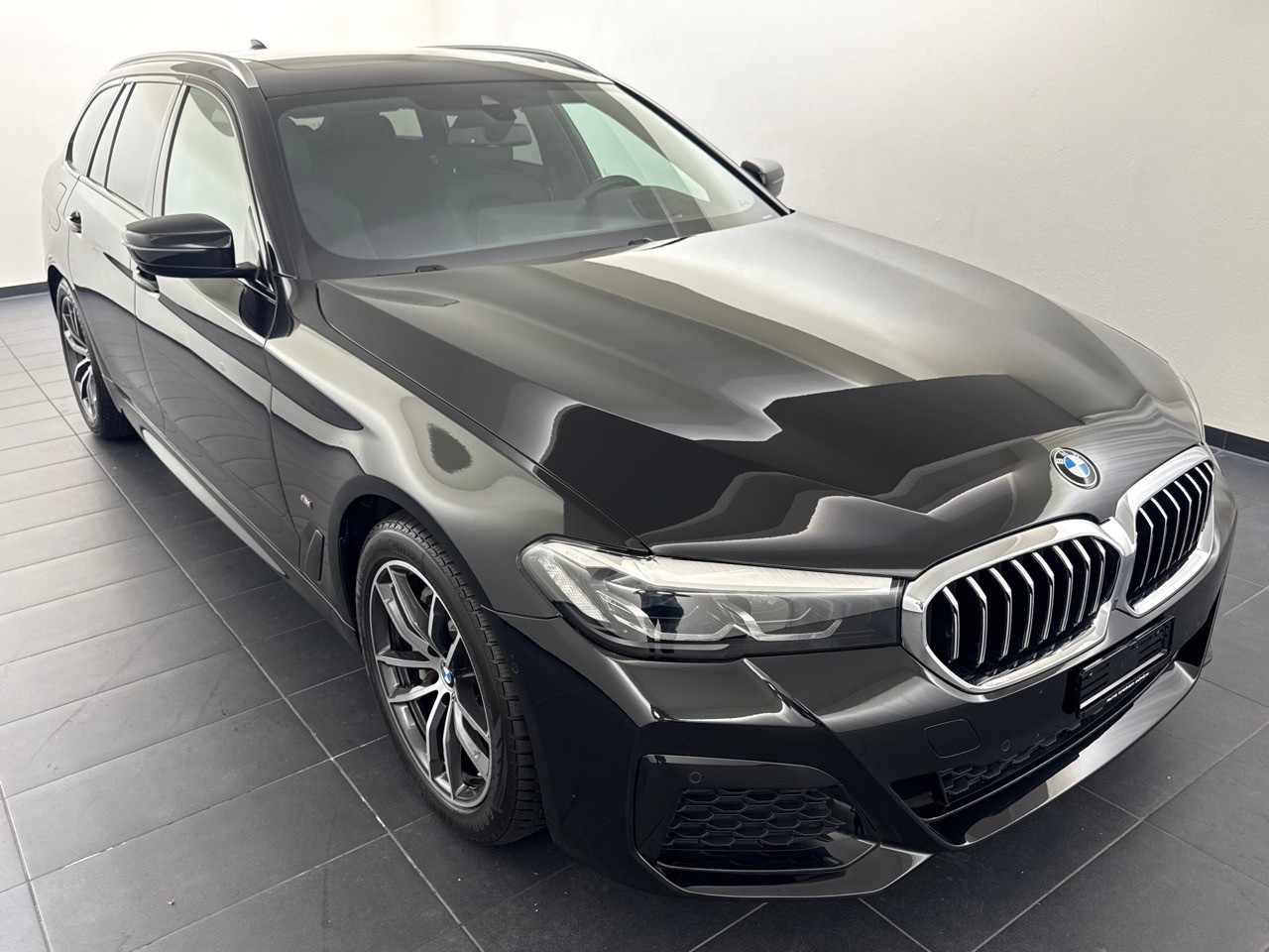 BMW 530i xDr 48VTour. M Sport-showroom-element-3