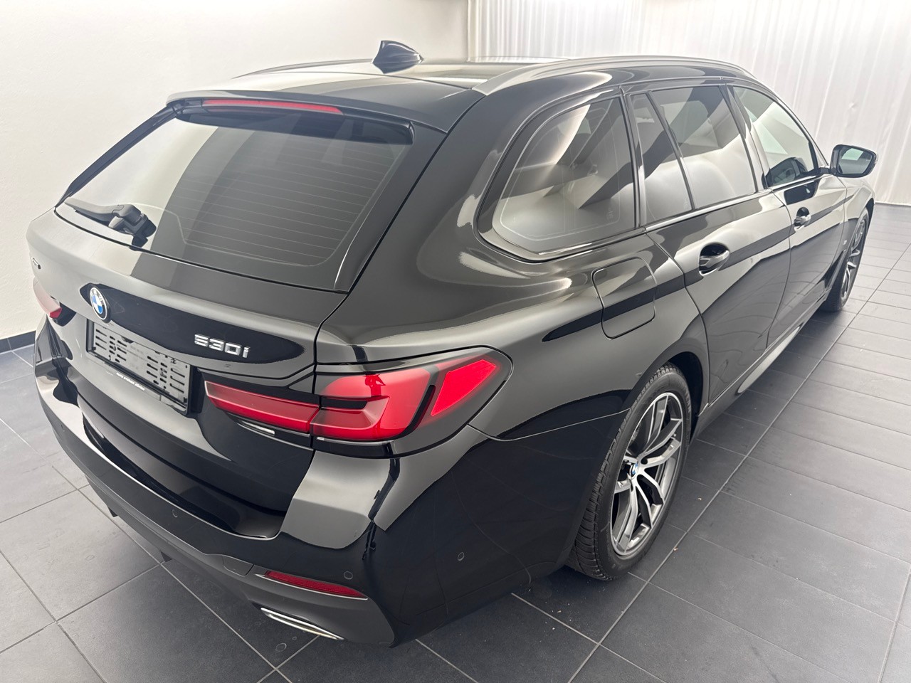 BMW 530i xDr 48VTour. M Sport-showroom-element-2