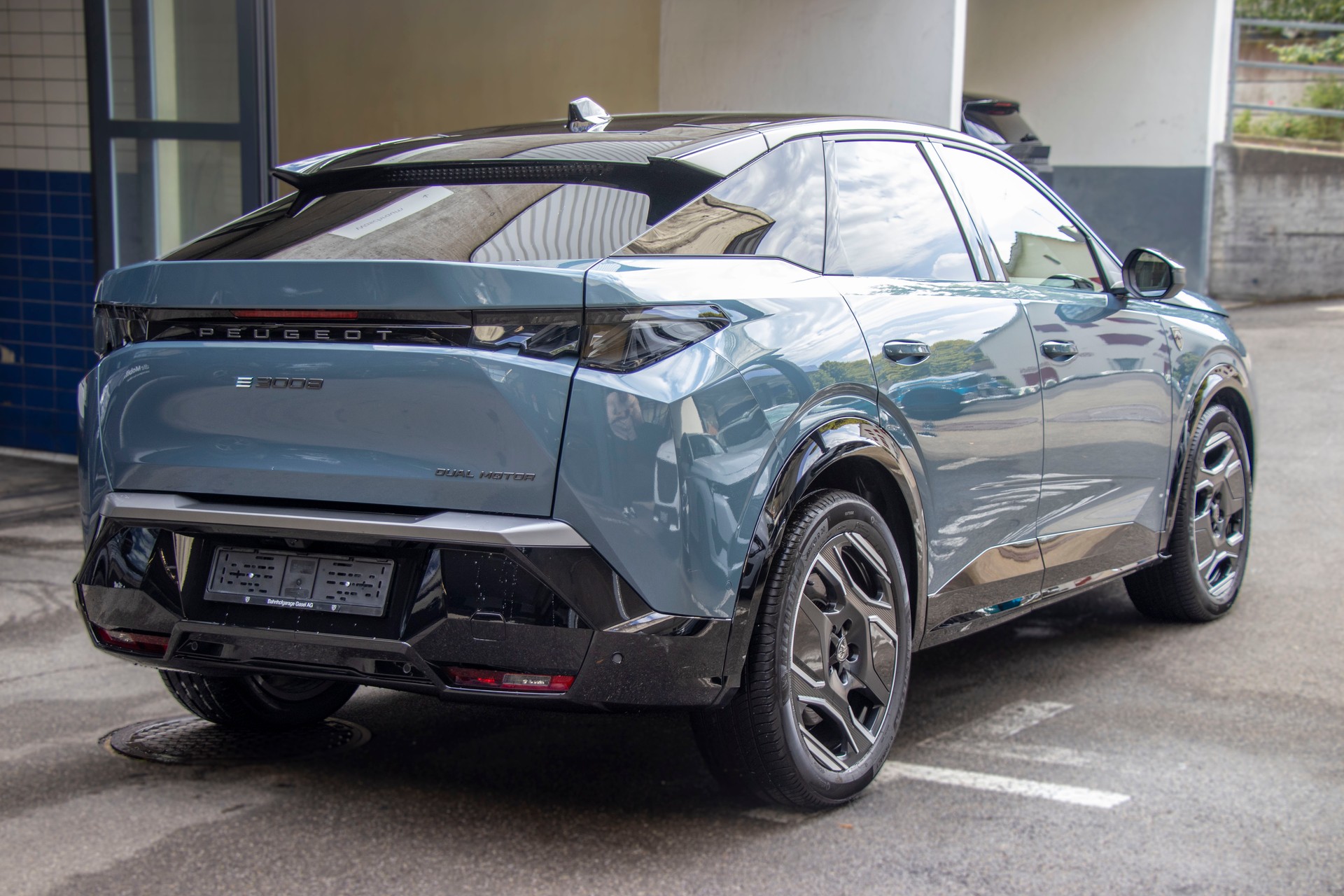 PEUGEOT 3008 73kWh Launch Edition-showroom-element-2