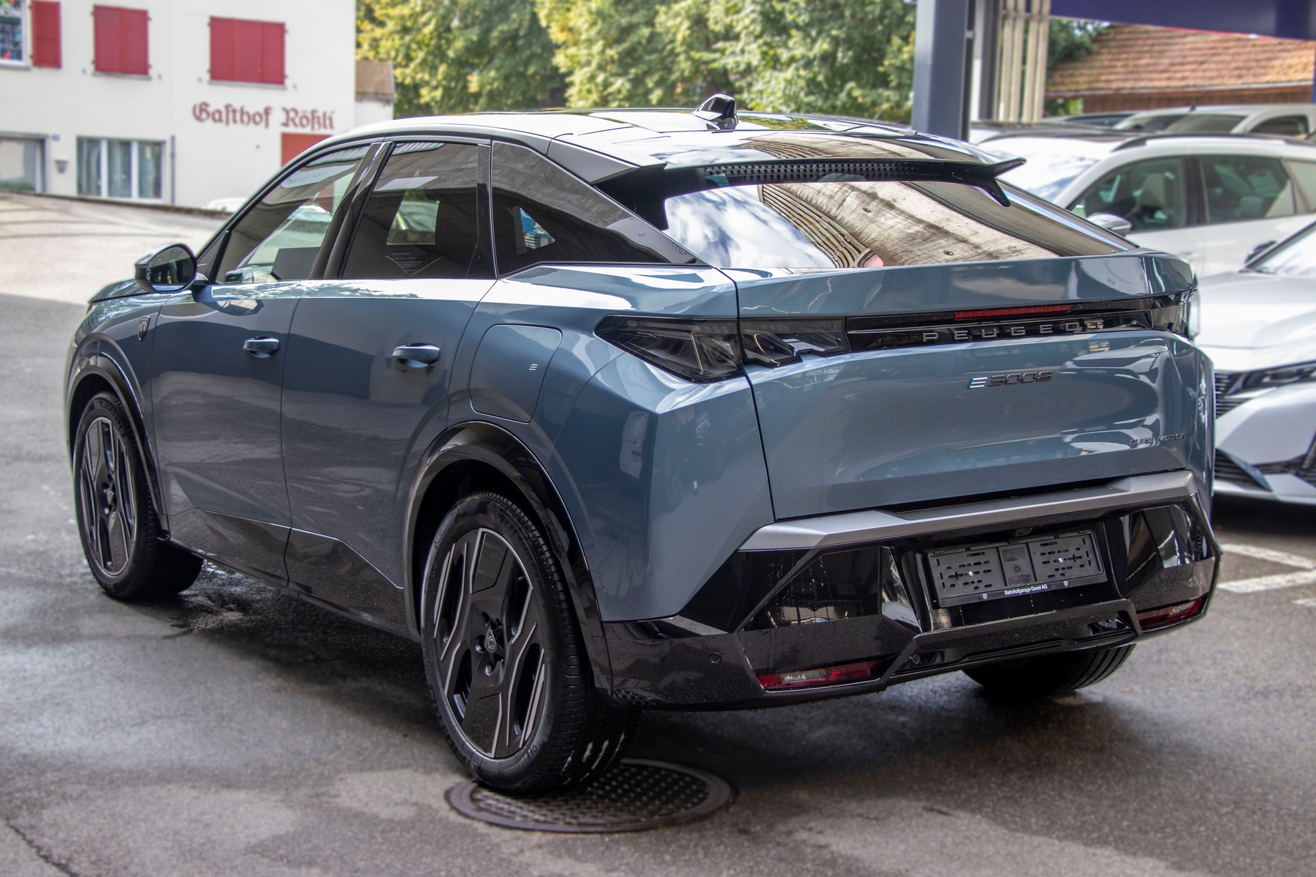 PEUGEOT 3008 73kWh Launch Edition-showroom-element-1