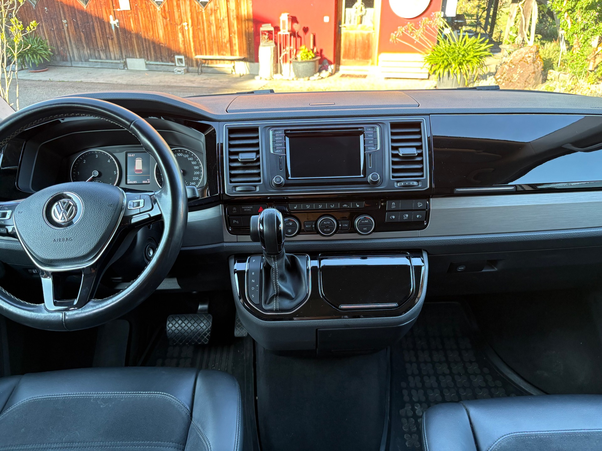 VW 2.0 TDI 204 Multivan Edition-image-5