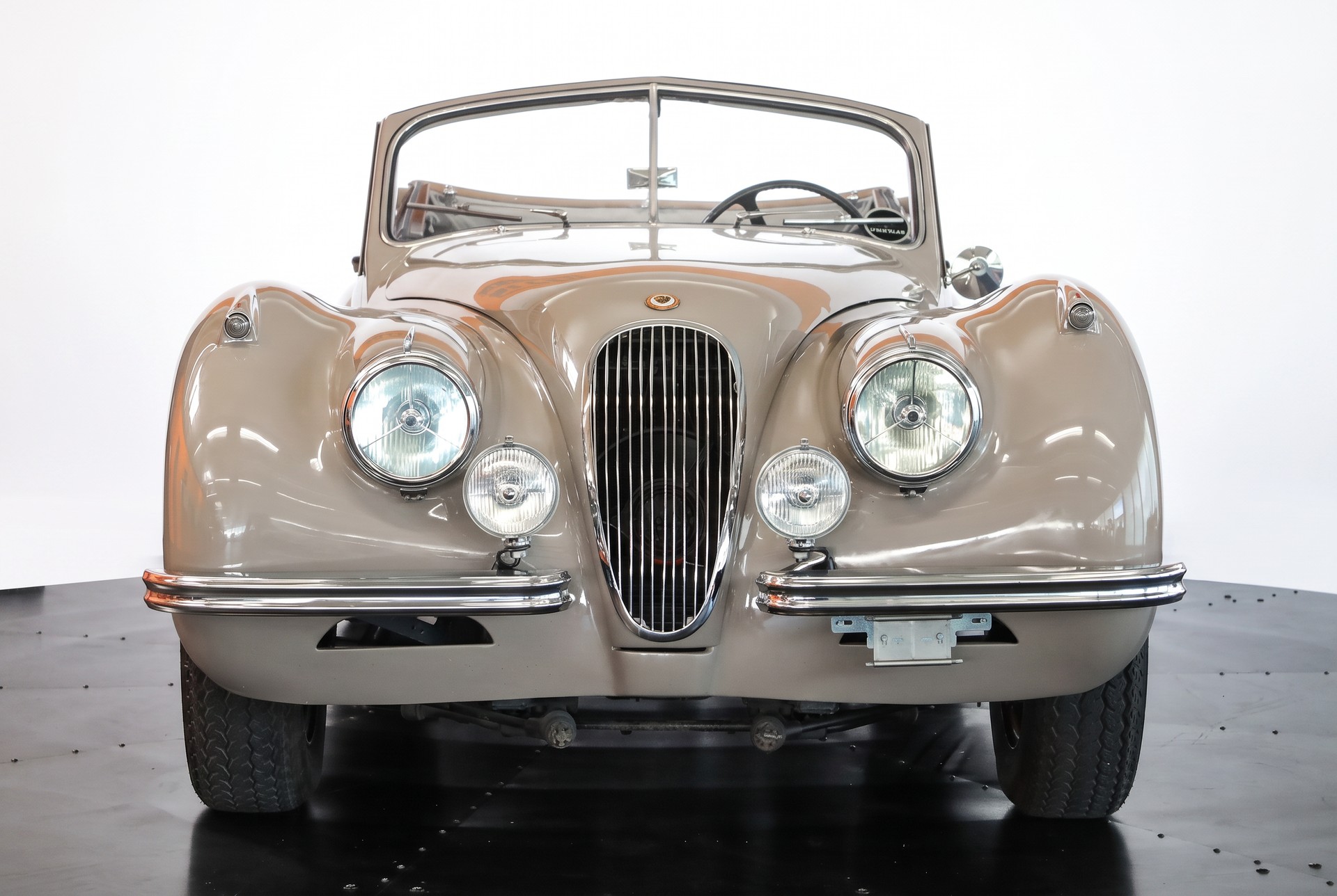 JAGUAR Drophead CoupéJaguar Heritage * Full Eligibility-showroom-element-1
