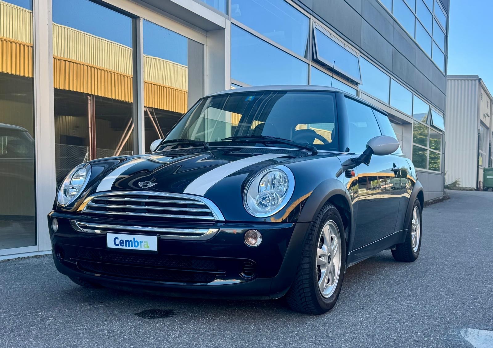 MINI Cooper-showroom-element-1