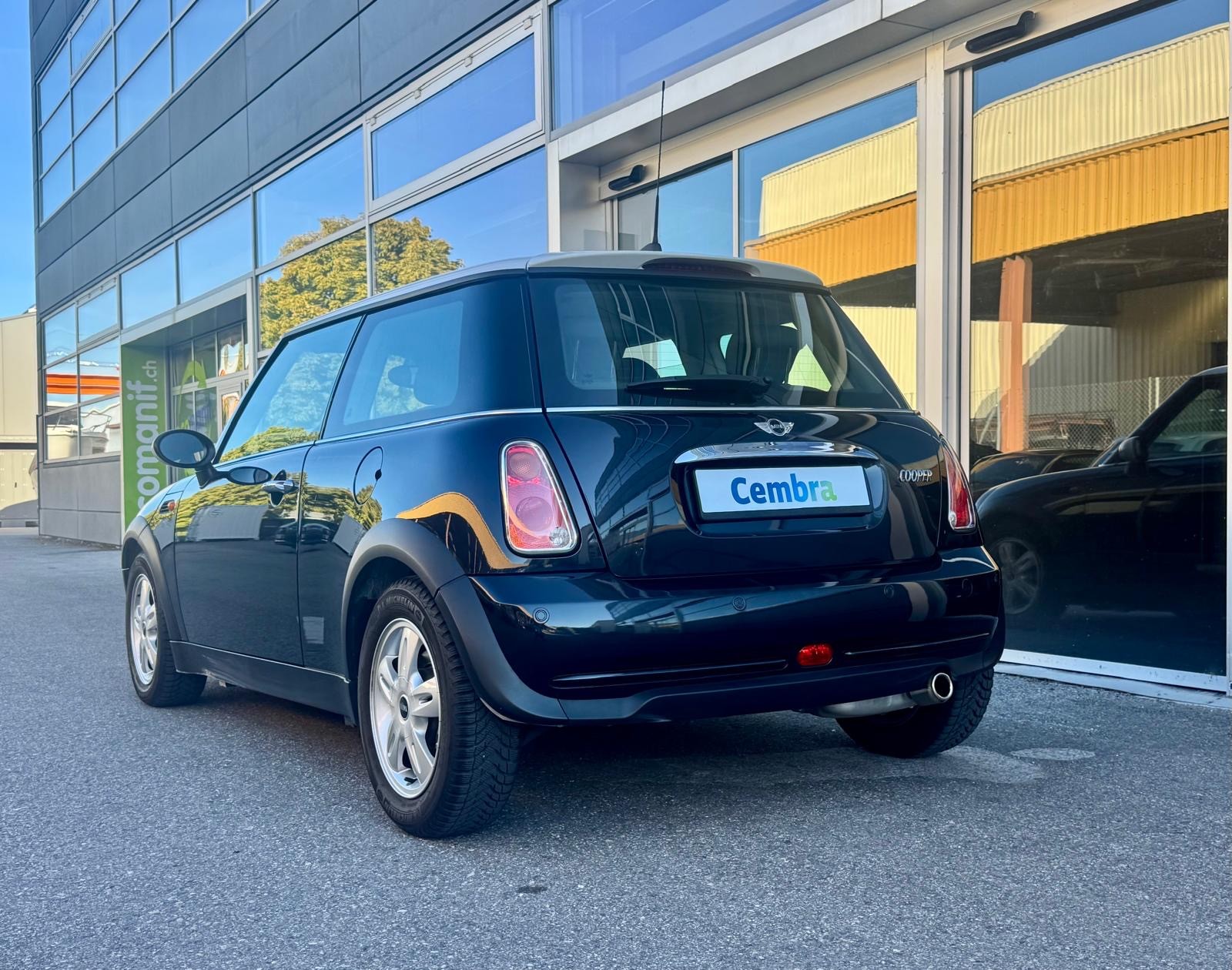 MINI Cooper-showroom-element-3