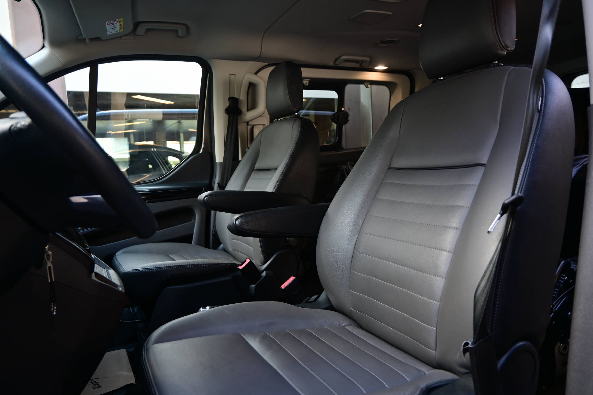 FORD Tourneo Custom 320 L1 2.0 TDCi 185 Titanium **8 Plätze**AHK**-image-11