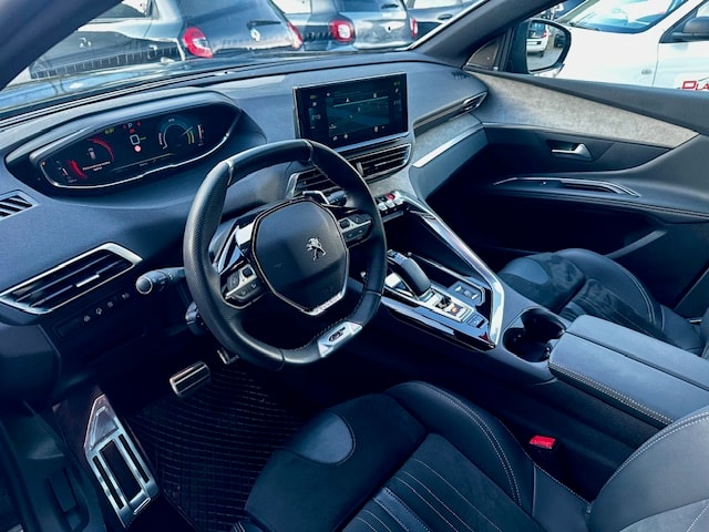 PEUGEOT 3008 300e Hybrid4 GT Pack EAT8-image-9