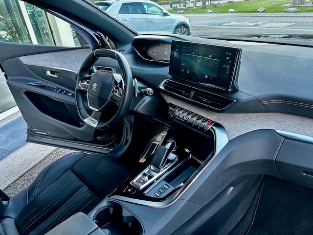 PEUGEOT 3008 300e Hybrid4 GT Pack EAT8-image-18