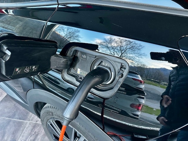 PEUGEOT 3008 300e Hybrid4 GT Pack EAT8-image-10