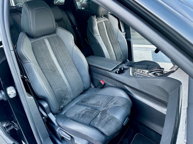 PEUGEOT 3008 300e Hybrid4 GT Pack EAT8-image-17
