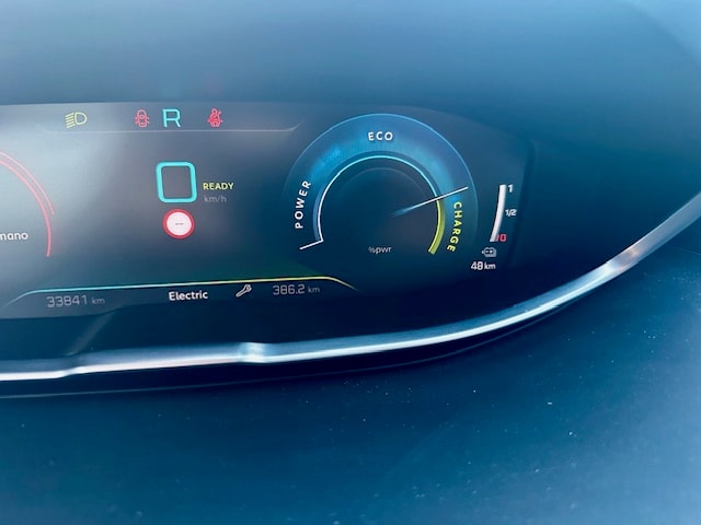 PEUGEOT 3008 300e Hybrid4 GT Pack EAT8-image-23