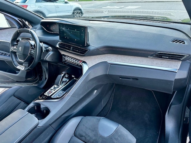 PEUGEOT 3008 300e Hybrid4 GT Pack EAT8-image-16