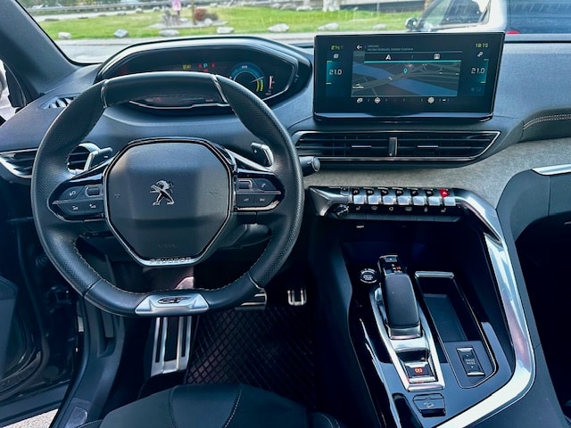 PEUGEOT 3008 300e Hybrid4 GT Pack EAT8-image-15