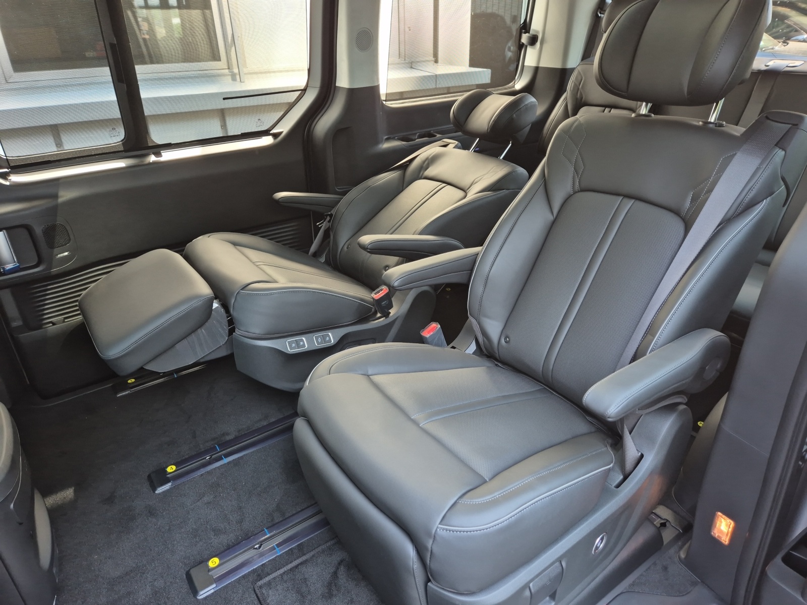HYUNDAI Staria Premium 1.6 GDi HEV Vertex-image-8