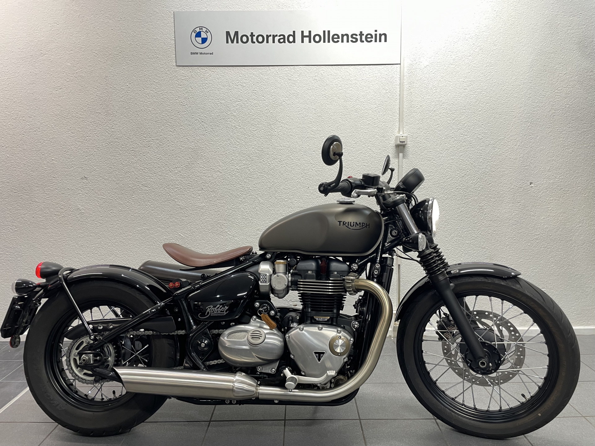 TRIUMPH Bonneville Bobber 1200-image-2