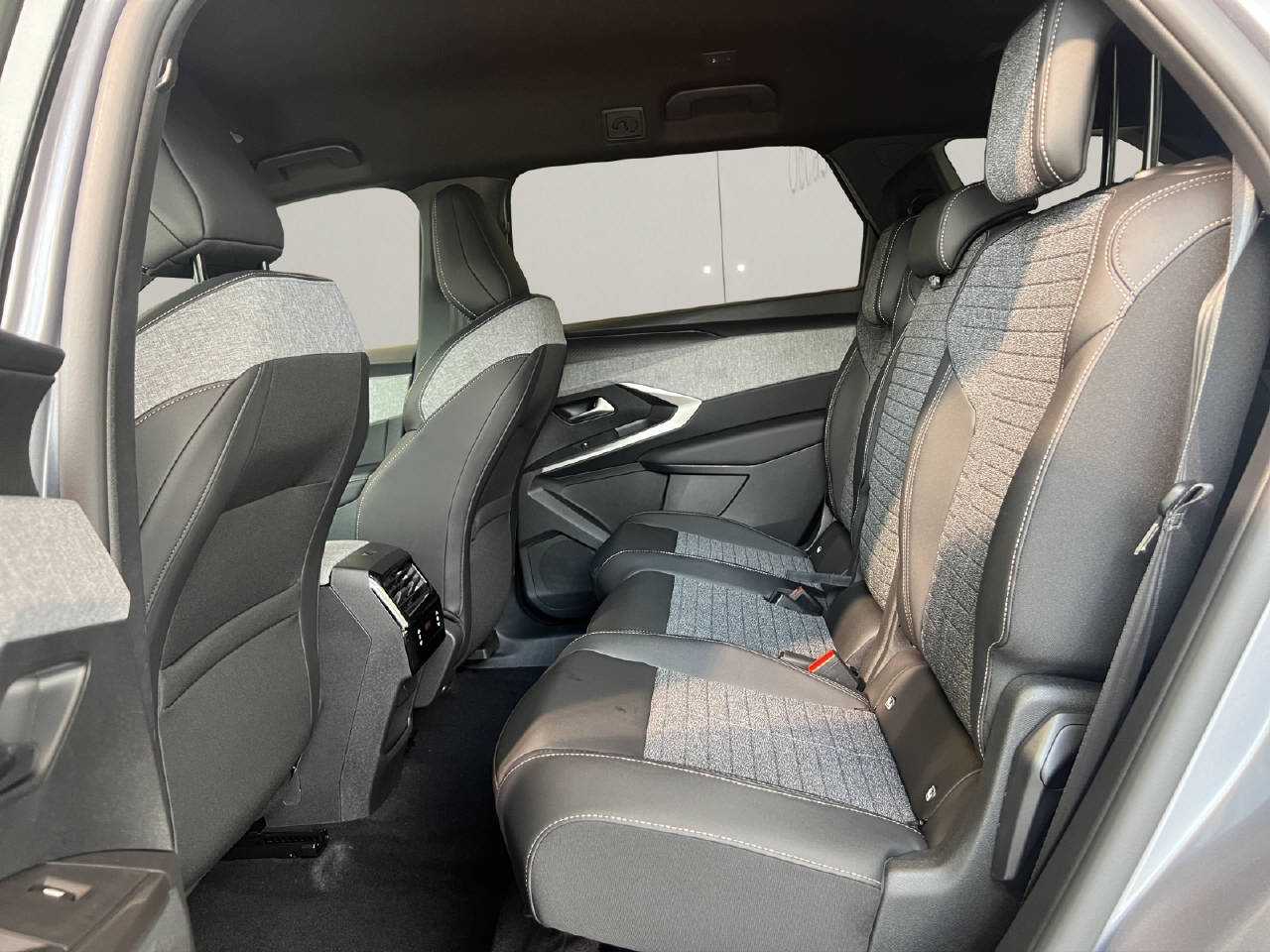PEUGEOT 5008 1.2 Hybrid Allure-image-9