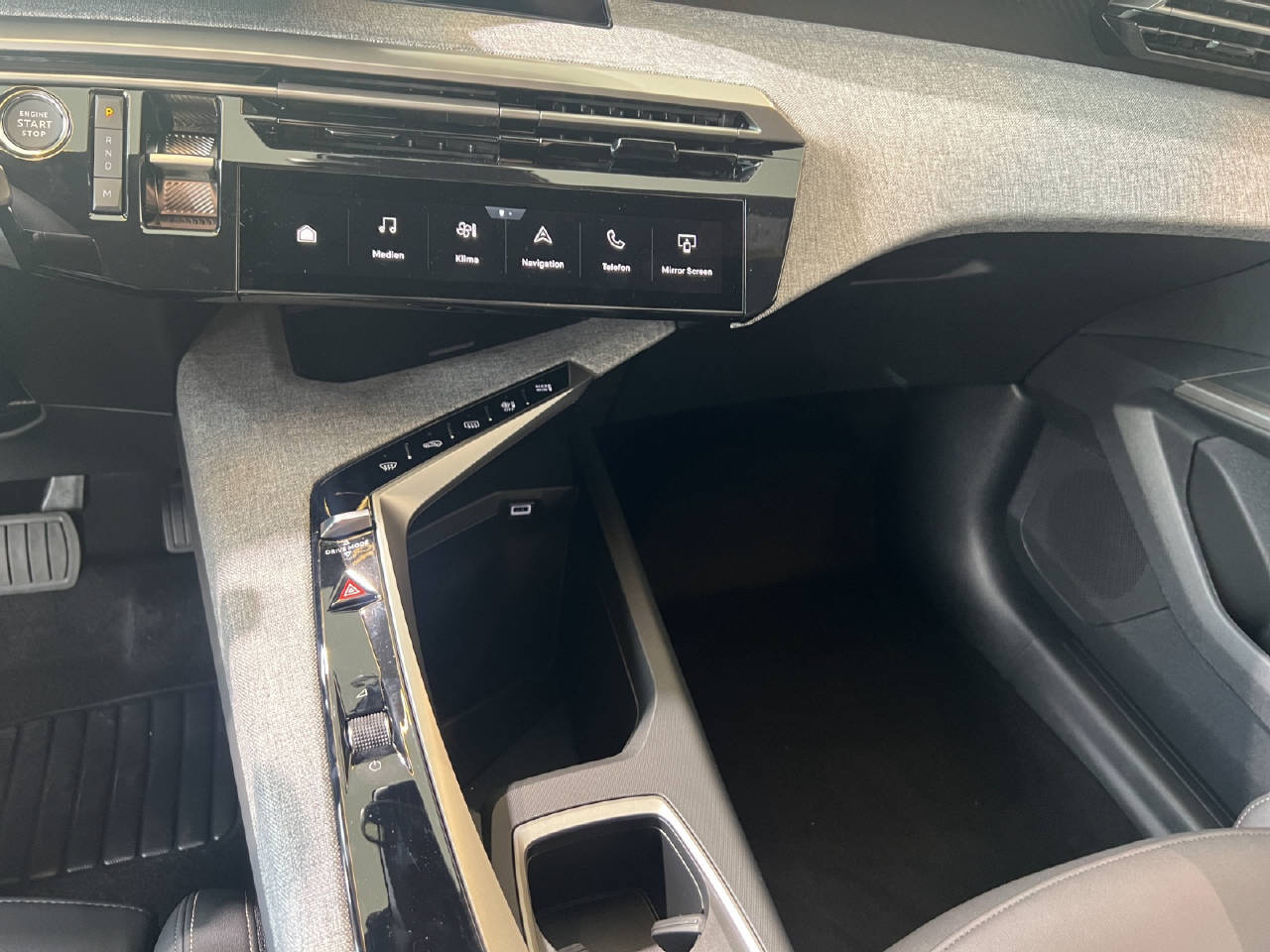 PEUGEOT 5008 1.2 Hybrid Allure-image-7