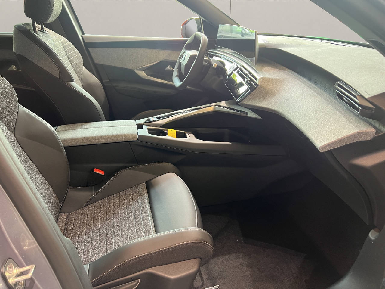 PEUGEOT 5008 1.2 Hybrid Allure-image-8