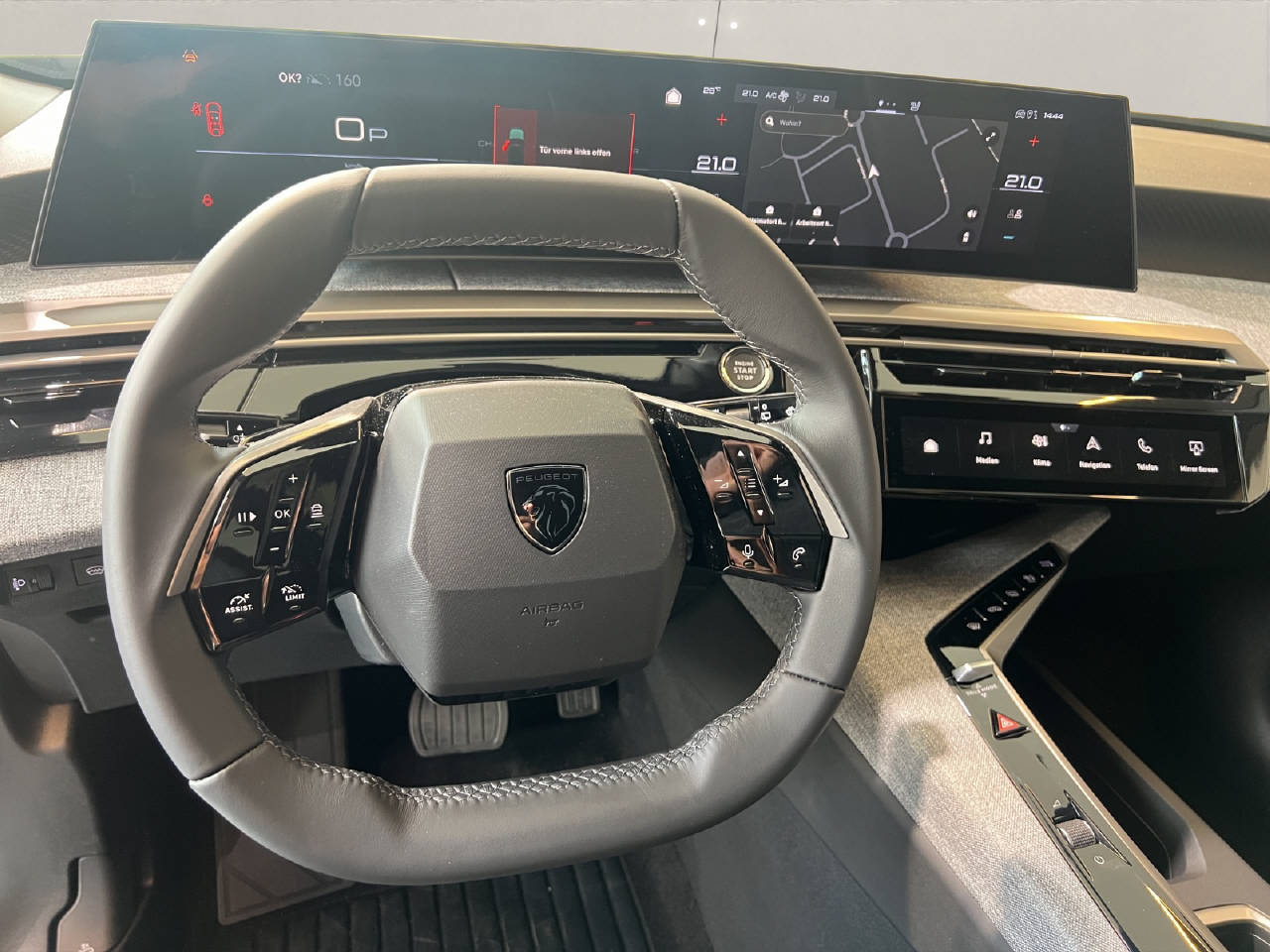 PEUGEOT 5008 1.2 Hybrid Allure-image-5