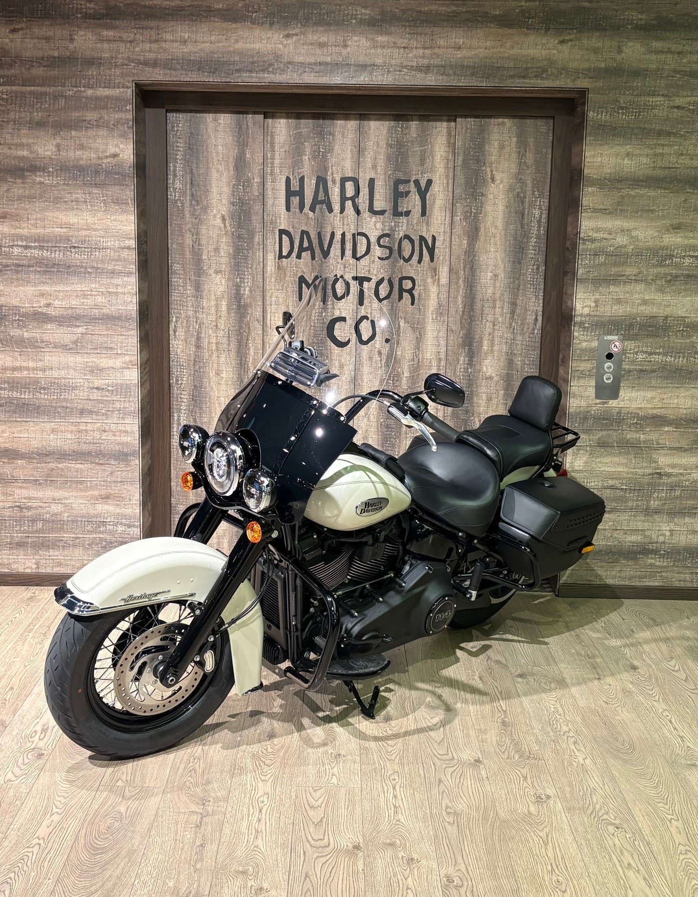 HARLEY-DAVIDSON FLHCS Heritage Classic 114-image-2