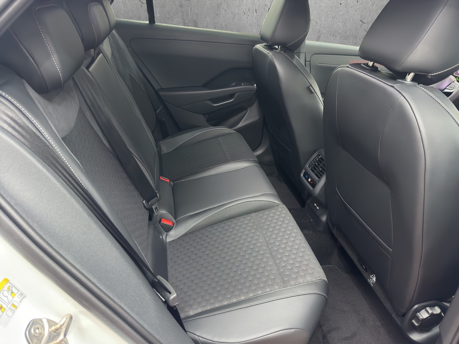 VW T-Roc 1.5 eTSI mHEV R-Line DSG-image-11
